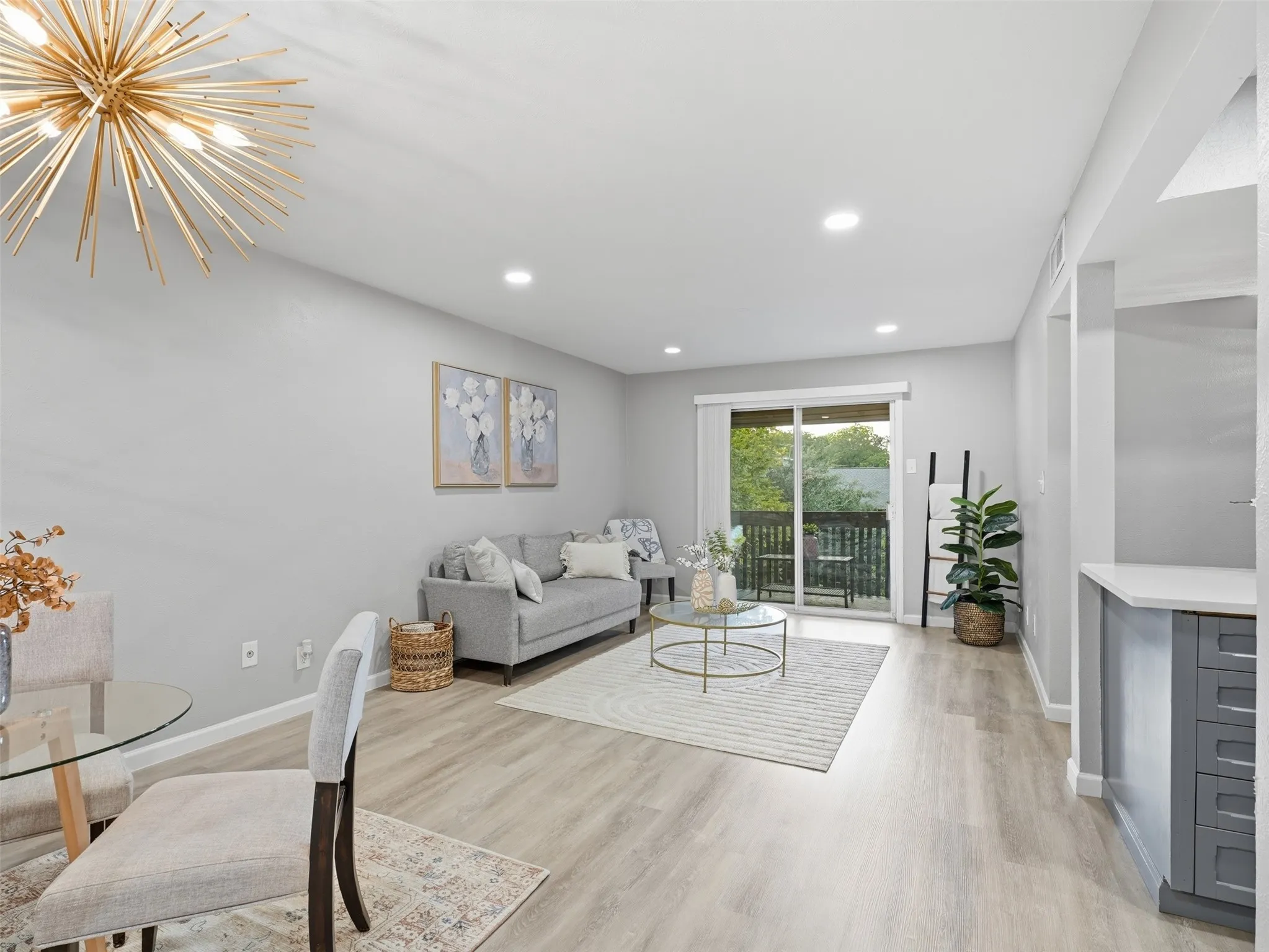 Condominium For Sale in Dallas County , 4851 Cedar Springs Road 392, Dallas, Texas 75219, 2 Bedroom, 1 Bathroom, 2 Garage spaces, 841 Sqft, built in 1970, mls#21323411, Real Estate Agent in Dallas, Homes For Sale in Dallas county, Homes For Sale in Dallas, Realtor in Dallas Texas, Real Estate Brokerage Independent Realty Texas, Luminita Cordes Realtor