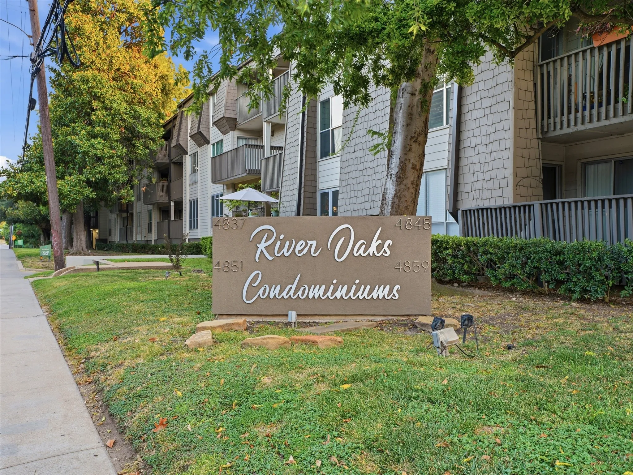 Condominium For Sale in Dallas County , 4851 Cedar Springs Road 392, Dallas, Texas 75219, 2 Bedroom, 1 Bathroom, 2 Garage spaces, 841 Sqft, built in 1970, mls#21323411, Real Estate Agent in Dallas, Homes For Sale in Dallas county, Homes For Sale in Dallas, Realtor in Dallas Texas, Real Estate Brokerage Independent Realty Texas, Luminita Cordes Realtor