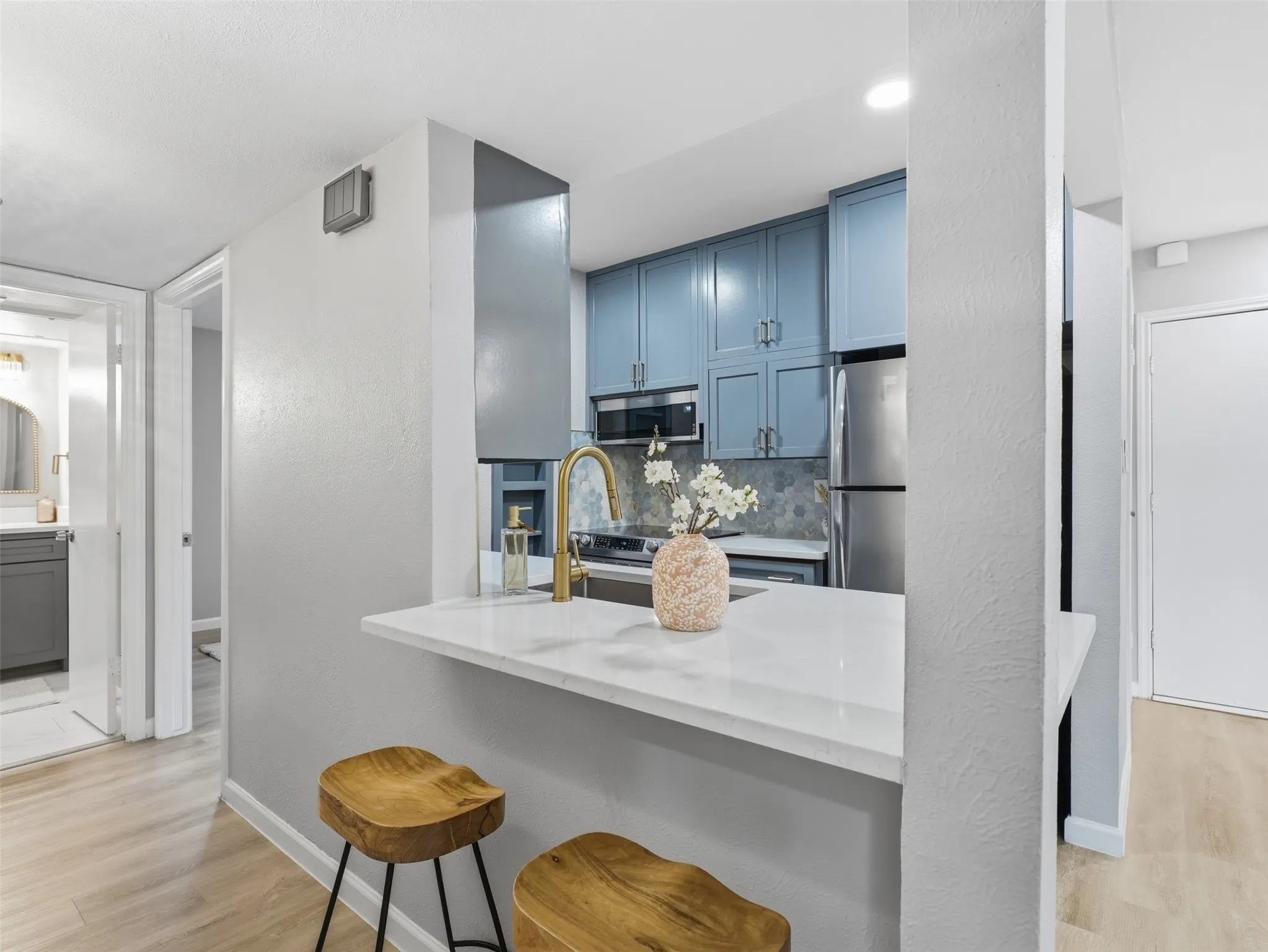 Condominium For Sale in Dallas County , 4851 Cedar Springs Road 392, Dallas, Texas 75219, 2 Bedroom, 1 Bathroom, 2 Garage spaces, 841 Sqft, built in 1970, mls#21323411, Real Estate Agent in Dallas, Homes For Sale in Dallas county, Homes For Sale in Dallas, Realtor in Dallas Texas, Real Estate Brokerage Independent Realty Texas, Luminita Cordes Realtor