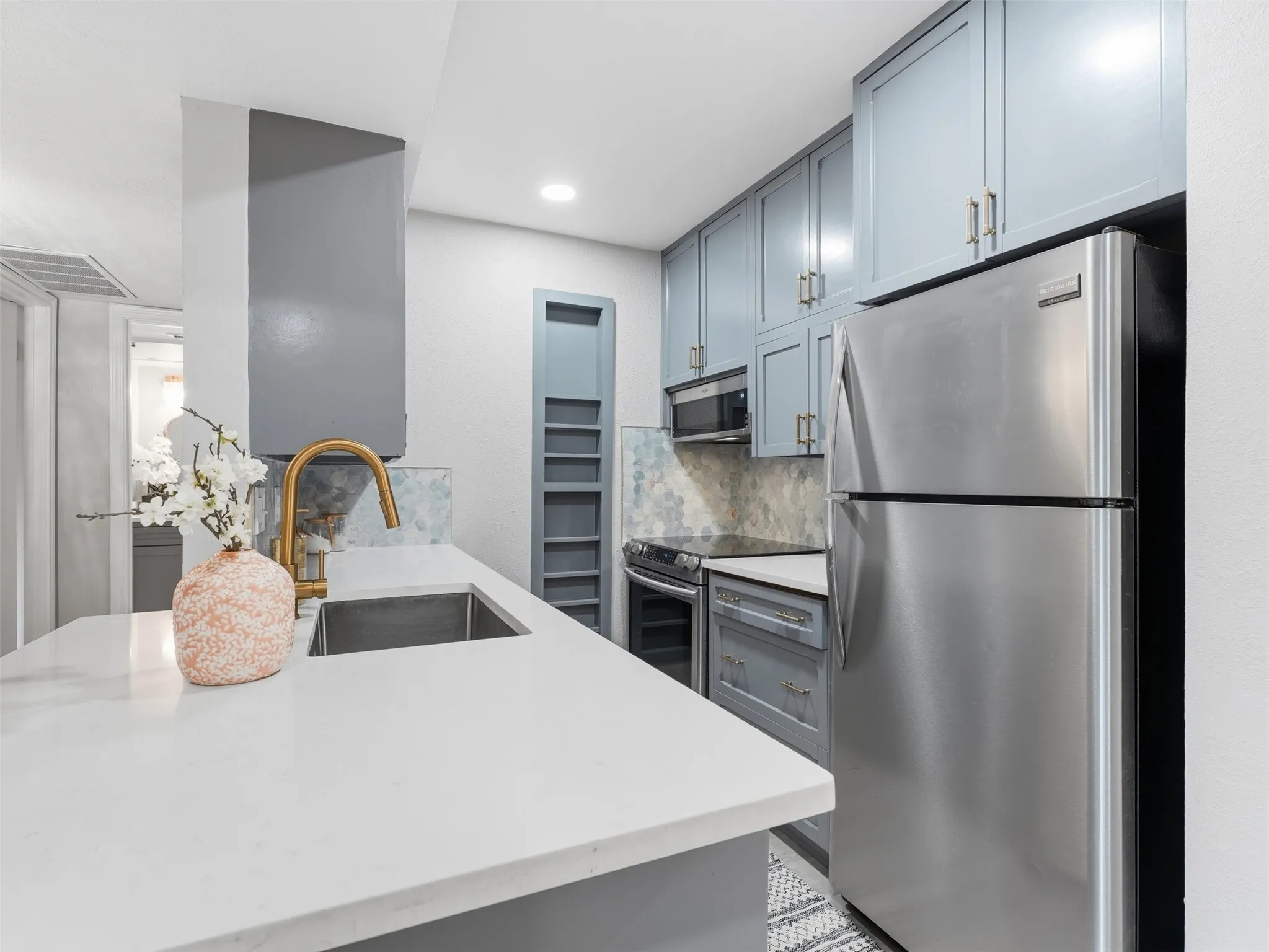 Condominium For Sale in Dallas County , 4851 Cedar Springs Road 392, Dallas, Texas 75219, 2 Bedroom, 1 Bathroom, 2 Garage spaces, 841 Sqft, built in 1970, mls#21323411, Real Estate Agent in Dallas, Homes For Sale in Dallas county, Homes For Sale in Dallas, Realtor in Dallas Texas, Real Estate Brokerage Independent Realty Texas, Luminita Cordes Realtor