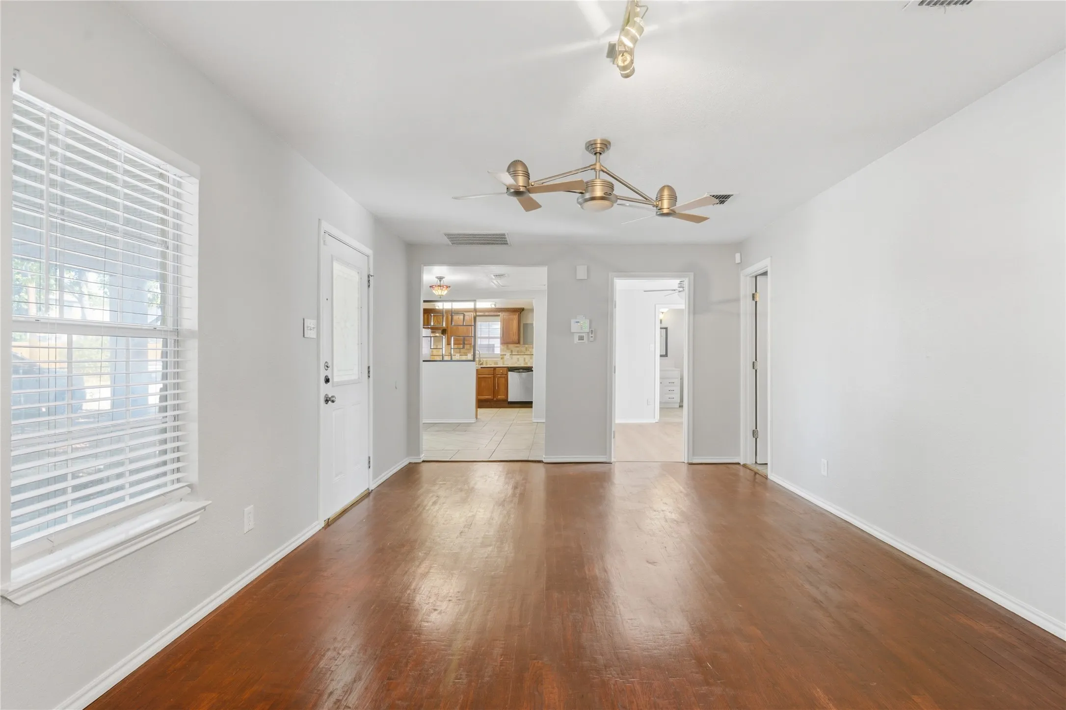 Single Family Residence For Sale in Dallas County , 1143 Newport Avenue, Dallas, Texas 75224, 3 Bedroom, 2 Bathroom, 1 Garage spaces, 1,217 Sqft, built in 1921, mls#21322816, Real Estate Agent in Dallas, Homes For Sale in Dallas county, Homes For Sale in Dallas, Realtor in Dallas Texas, Real Estate Brokerage Independent Realty Texas, Luminita Cordes Realtor