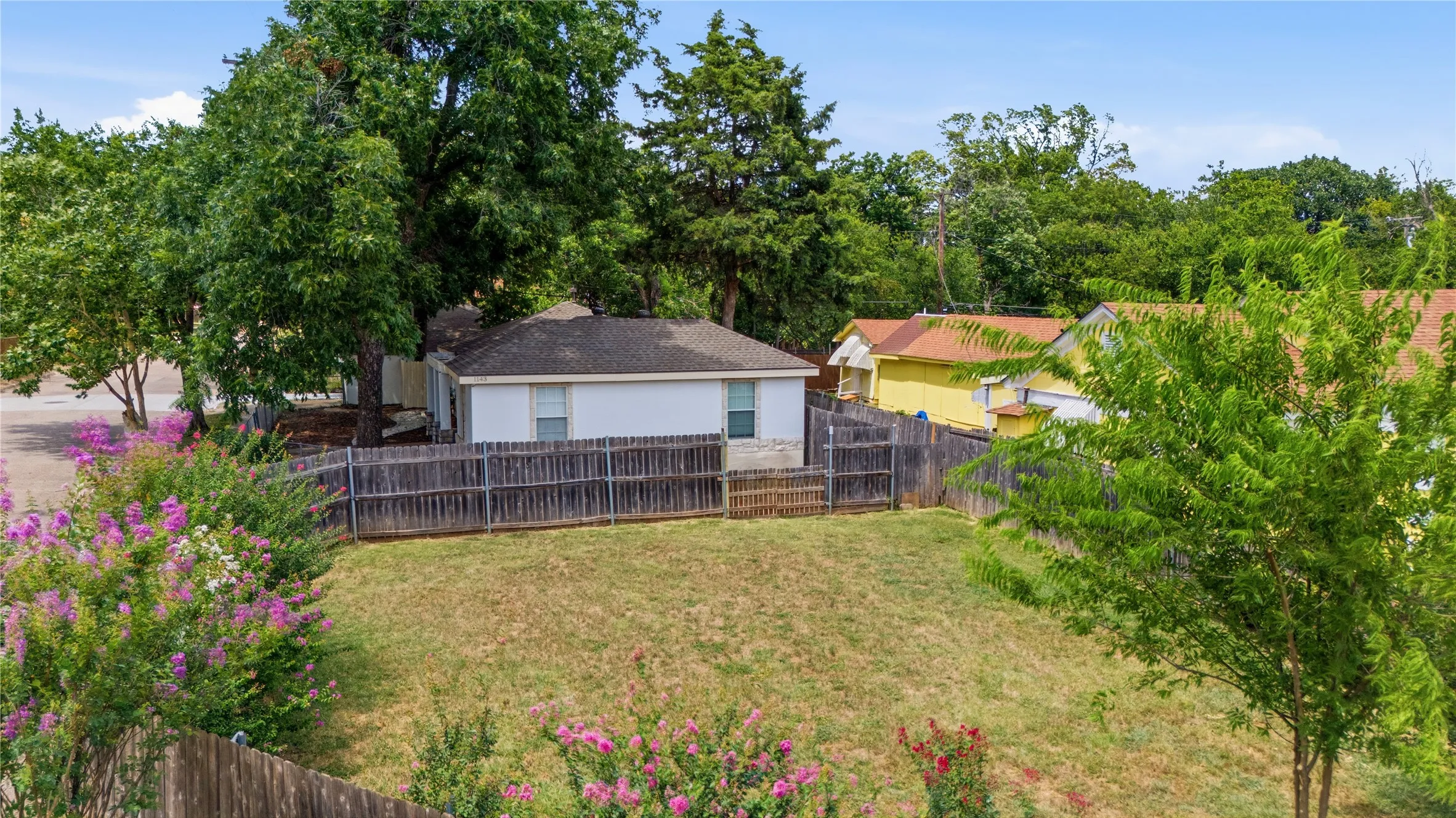 Single Family Residence For Sale in Dallas County , 1143 Newport Avenue, Dallas, Texas 75224, 3 Bedroom, 2 Bathroom, 1 Garage spaces, 1,217 Sqft, built in 1921, mls#21322816, Real Estate Agent in Dallas, Homes For Sale in Dallas county, Homes For Sale in Dallas, Realtor in Dallas Texas, Real Estate Brokerage Independent Realty Texas, Luminita Cordes Realtor
