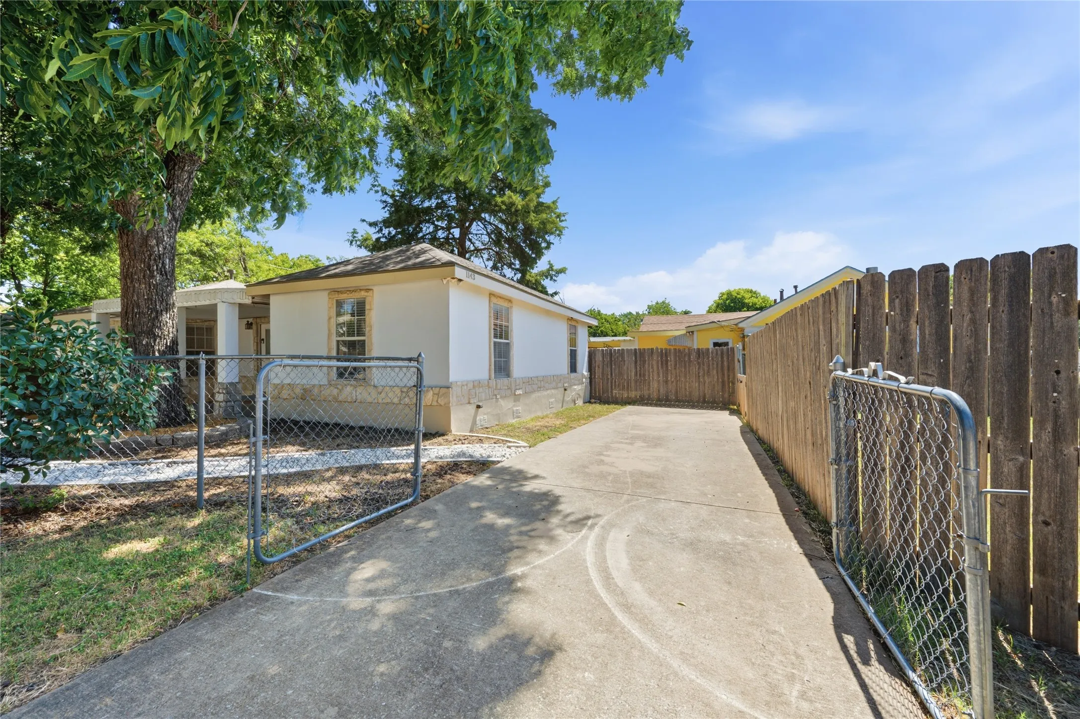 Single Family Residence For Sale in Dallas County , 1143 Newport Avenue, Dallas, Texas 75224, 3 Bedroom, 2 Bathroom, 1 Garage spaces, 1,217 Sqft, built in 1921, mls#21322816, Real Estate Agent in Dallas, Homes For Sale in Dallas county, Homes For Sale in Dallas, Realtor in Dallas Texas, Real Estate Brokerage Independent Realty Texas, Luminita Cordes Realtor