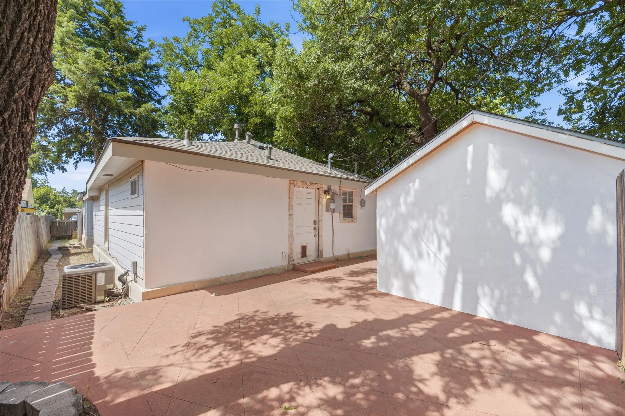 Single Family Residence For Sale in Dallas County , 1143 Newport Avenue, Dallas, Texas 75224, 3 Bedroom, 2 Bathroom, 1 Garage spaces, 1,217 Sqft, built in 1921, mls#21322816, Real Estate Agent in Dallas, Homes For Sale in Dallas county, Homes For Sale in Dallas, Realtor in Dallas Texas, Real Estate Brokerage Independent Realty Texas, Luminita Cordes Realtor