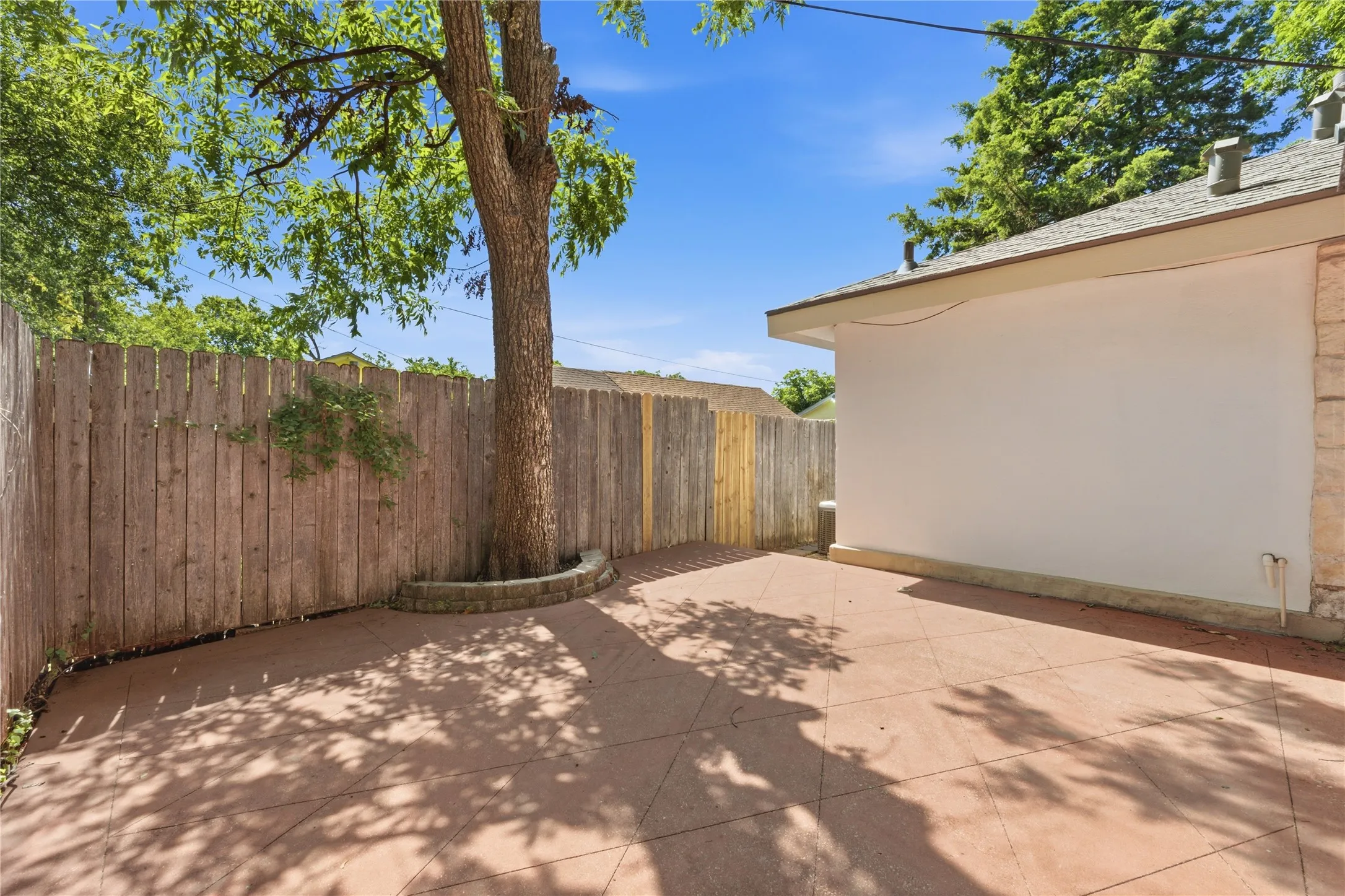 Single Family Residence For Sale in Dallas County , 1143 Newport Avenue, Dallas, Texas 75224, 3 Bedroom, 2 Bathroom, 1 Garage spaces, 1,217 Sqft, built in 1921, mls#21322816, Real Estate Agent in Dallas, Homes For Sale in Dallas county, Homes For Sale in Dallas, Realtor in Dallas Texas, Real Estate Brokerage Independent Realty Texas, Luminita Cordes Realtor