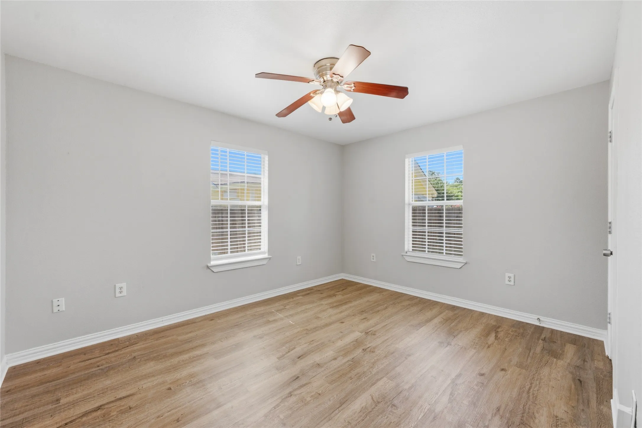 Single Family Residence For Sale in Dallas County , 1143 Newport Avenue, Dallas, Texas 75224, 3 Bedroom, 2 Bathroom, 1 Garage spaces, 1,217 Sqft, built in 1921, mls#21322816, Real Estate Agent in Dallas, Homes For Sale in Dallas county, Homes For Sale in Dallas, Realtor in Dallas Texas, Real Estate Brokerage Independent Realty Texas, Luminita Cordes Realtor