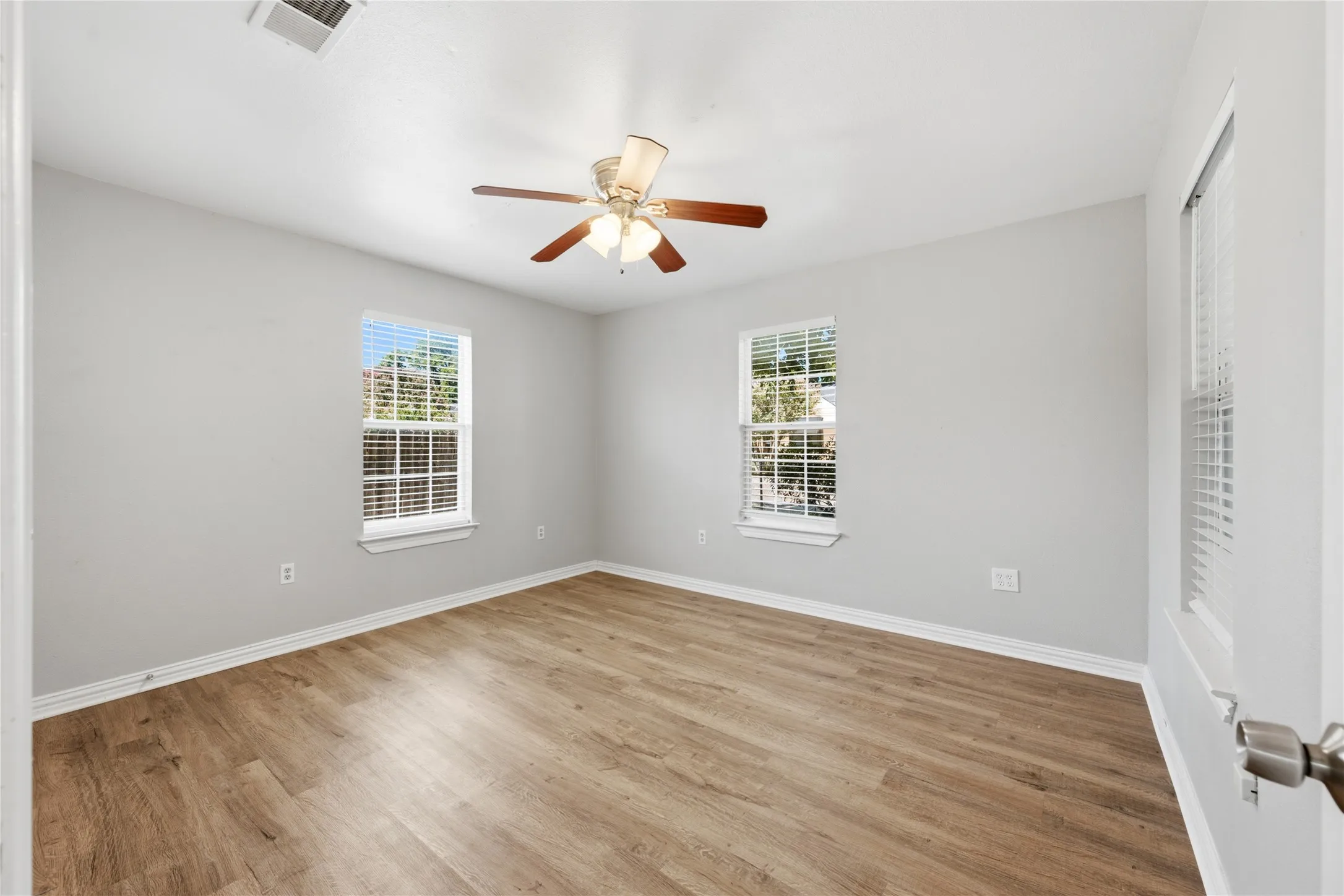 Single Family Residence For Sale in Dallas County , 1143 Newport Avenue, Dallas, Texas 75224, 3 Bedroom, 2 Bathroom, 1 Garage spaces, 1,217 Sqft, built in 1921, mls#21322816, Real Estate Agent in Dallas, Homes For Sale in Dallas county, Homes For Sale in Dallas, Realtor in Dallas Texas, Real Estate Brokerage Independent Realty Texas, Luminita Cordes Realtor