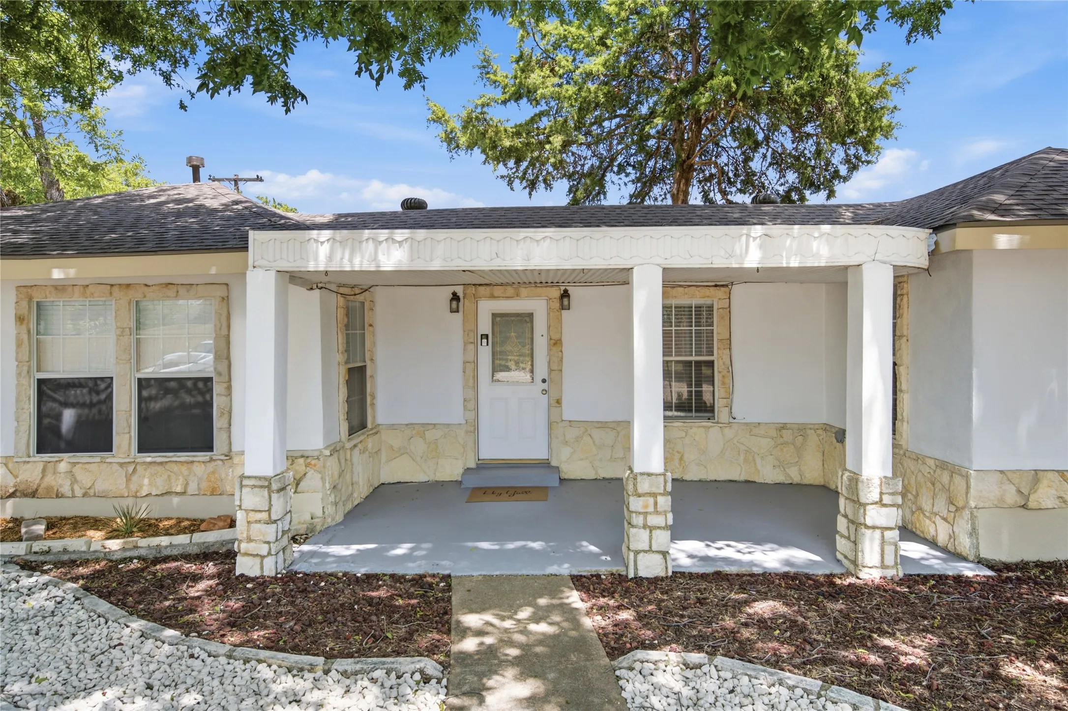 Single Family Residence For Sale in Dallas County , 1143 Newport Avenue, Dallas, Texas 75224, 3 Bedroom, 2 Bathroom, 1 Garage spaces, 1,217 Sqft, built in 1921, mls#21322816, Real Estate Agent in Dallas, Homes For Sale in Dallas county, Homes For Sale in Dallas, Realtor in Dallas Texas, Real Estate Brokerage Independent Realty Texas, Luminita Cordes Realtor