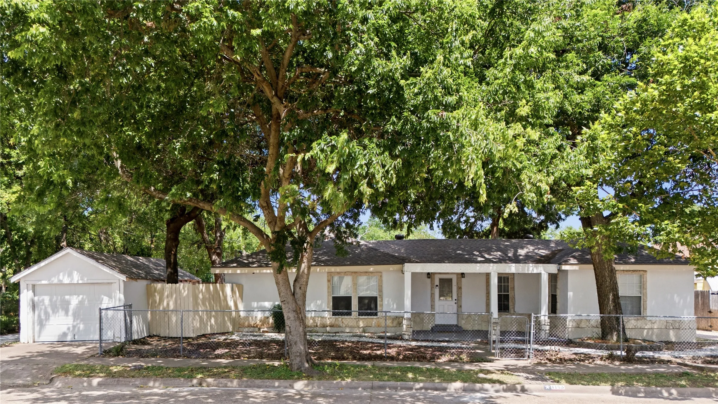 Single Family Residence For Sale in Dallas County , 1143 Newport Avenue, Dallas, Texas 75224, 3 Bedroom, 2 Bathroom, 1 Garage spaces, 1,217 Sqft, built in 1921, mls#21322816, Real Estate Agent in Dallas, Homes For Sale in Dallas county, Homes For Sale in Dallas, Realtor in Dallas Texas, Real Estate Brokerage Independent Realty Texas, Luminita Cordes Realtor