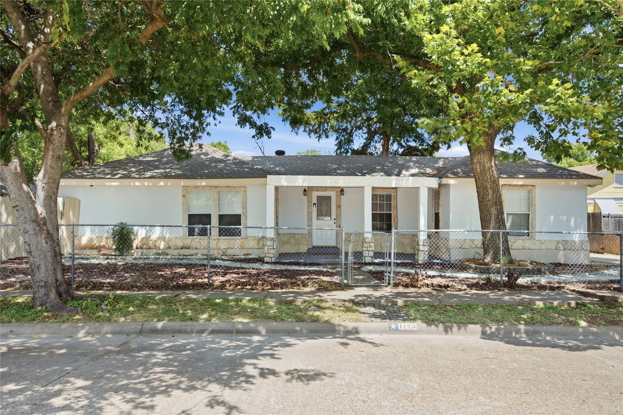 Single Family Residence For Sale in Dallas County , 1143 Newport Avenue, Dallas, Texas 75224, 3 Bedroom, 2 Bathroom, 1 Garage spaces, 1,217 Sqft, built in 1921, mls#21322816, Real Estate Agent in Dallas, Homes For Sale in Dallas county, Homes For Sale in Dallas, Realtor in Dallas Texas, Real Estate Brokerage Independent Realty Texas, Luminita Cordes Realtor