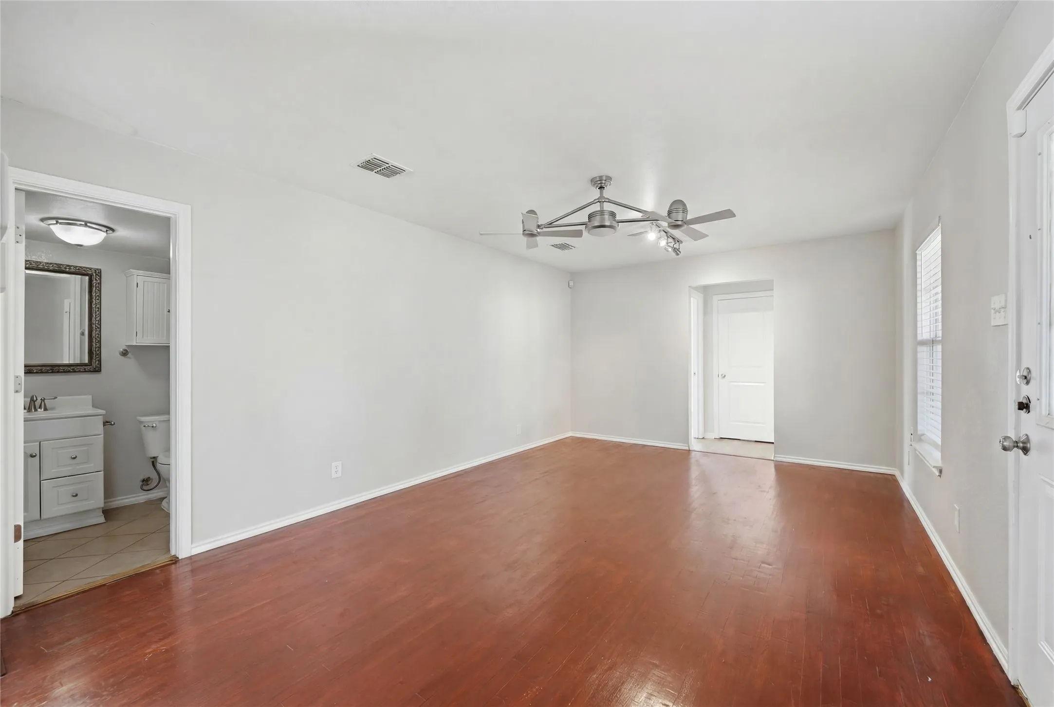Single Family Residence For Sale in Dallas County , 1143 Newport Avenue, Dallas, Texas 75224, 3 Bedroom, 2 Bathroom, 1 Garage spaces, 1,217 Sqft, built in 1921, mls#21322816, Real Estate Agent in Dallas, Homes For Sale in Dallas county, Homes For Sale in Dallas, Realtor in Dallas Texas, Real Estate Brokerage Independent Realty Texas, Luminita Cordes Realtor