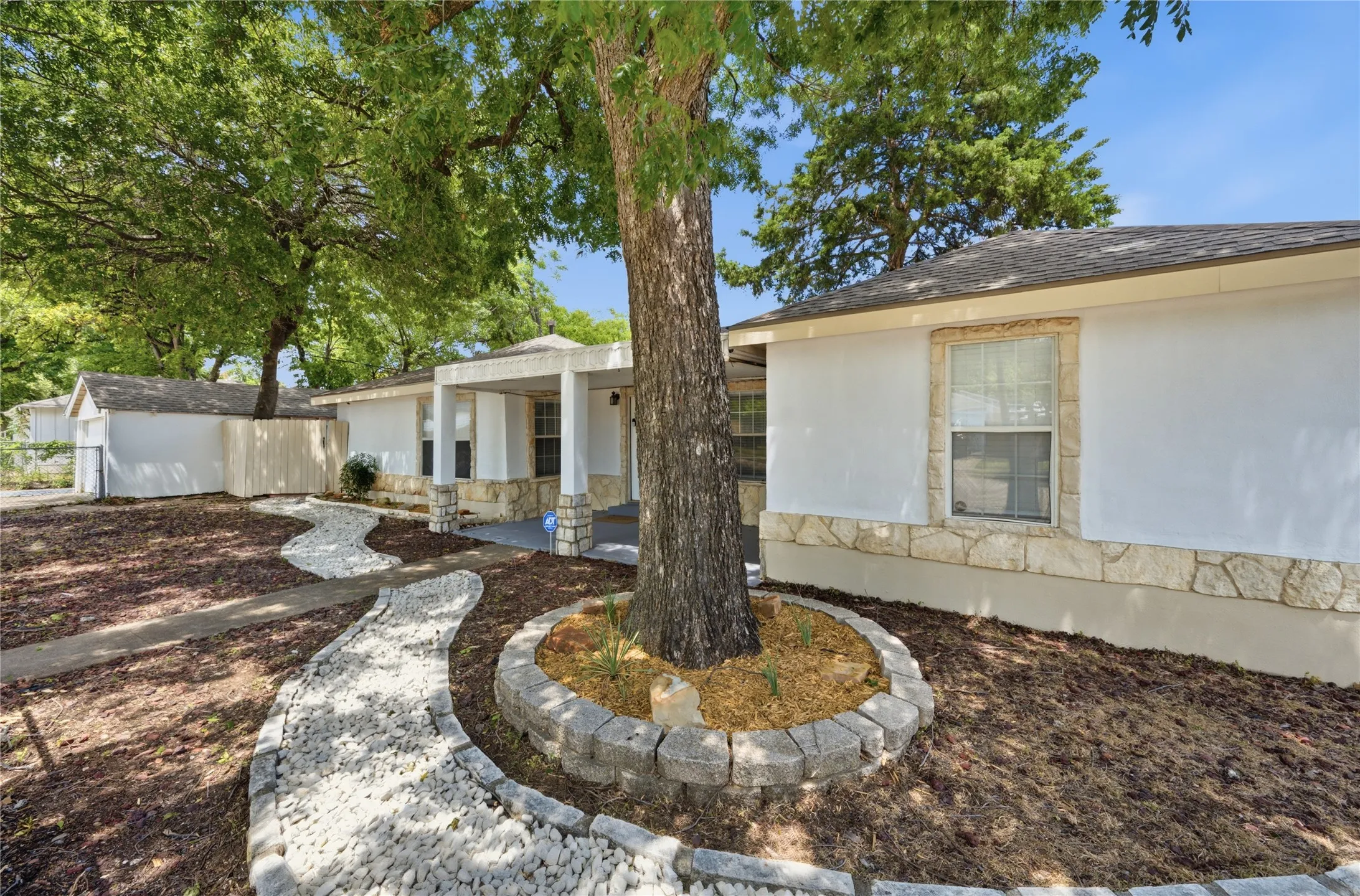 Single Family Residence For Sale in Dallas County , 1143 Newport Avenue, Dallas, Texas 75224, 3 Bedroom, 2 Bathroom, 1 Garage spaces, 1,217 Sqft, built in 1921, mls#21322816, Real Estate Agent in Dallas, Homes For Sale in Dallas county, Homes For Sale in Dallas, Realtor in Dallas Texas, Real Estate Brokerage Independent Realty Texas, Luminita Cordes Realtor