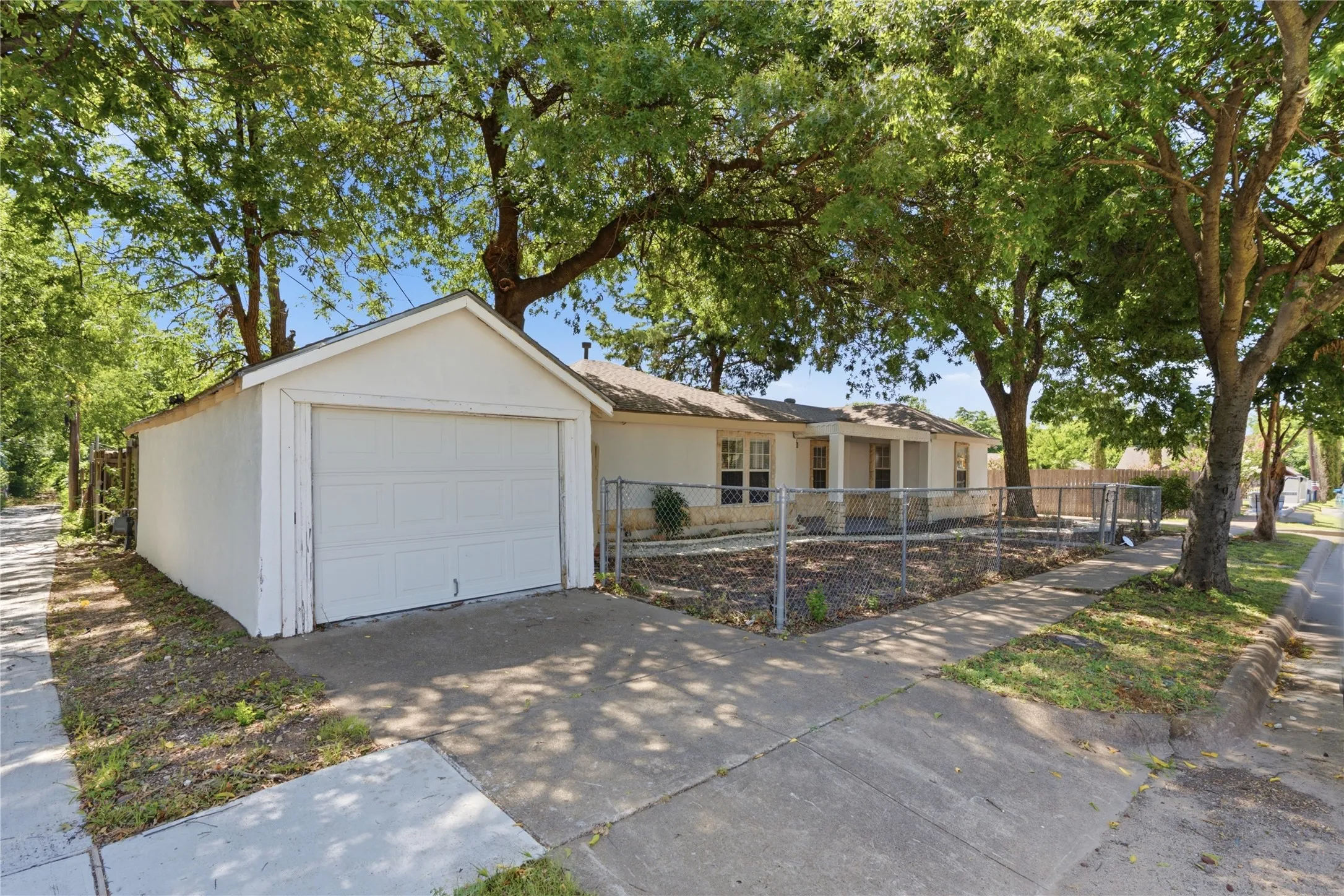 Single Family Residence For Sale in Dallas County , 1143 Newport Avenue, Dallas, Texas 75224, 3 Bedroom, 2 Bathroom, 1 Garage spaces, 1,217 Sqft, built in 1921, mls#21322816, Real Estate Agent in Dallas, Homes For Sale in Dallas county, Homes For Sale in Dallas, Realtor in Dallas Texas, Real Estate Brokerage Independent Realty Texas, Luminita Cordes Realtor