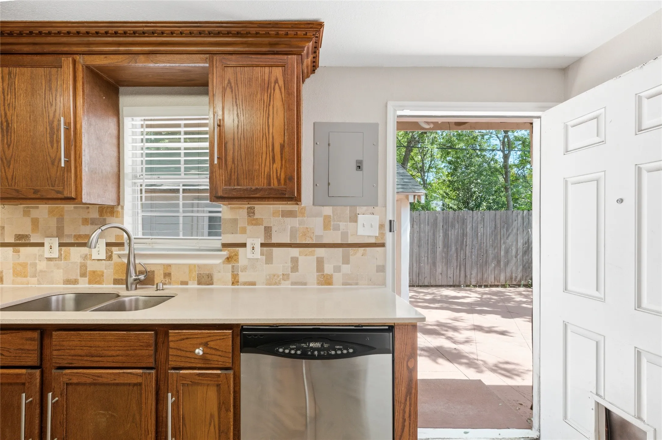 Single Family Residence For Sale in Dallas County , 1143 Newport Avenue, Dallas, Texas 75224, 3 Bedroom, 2 Bathroom, 1 Garage spaces, 1,217 Sqft, built in 1921, mls#21322816, Real Estate Agent in Dallas, Homes For Sale in Dallas county, Homes For Sale in Dallas, Realtor in Dallas Texas, Real Estate Brokerage Independent Realty Texas, Luminita Cordes Realtor