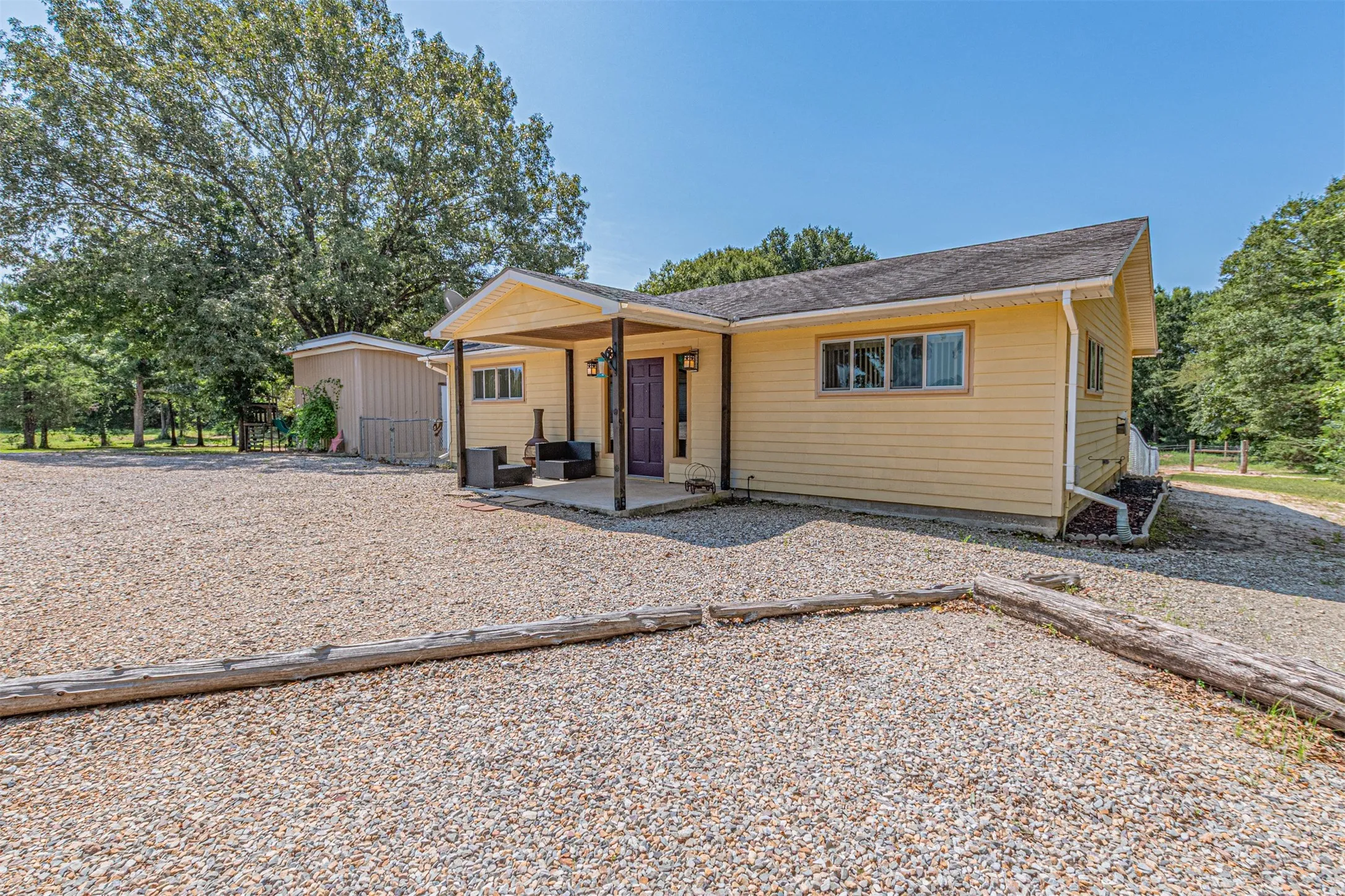 Single Family Residence For Sale in Wood County , 111 Private Road 6980, Alba, Texas 75410, 2 Bedroom, 2 Bathroom, Garage spaces, 1,392 Sqft, built in 2005, mls#21321994, Real Estate Agent in Alba, Homes For Sale in Wood county, Homes For Sale in Alba, Realtor in Alba Texas, Real Estate Brokerage Independent Realty Texas, Luminita Cordes Realtor