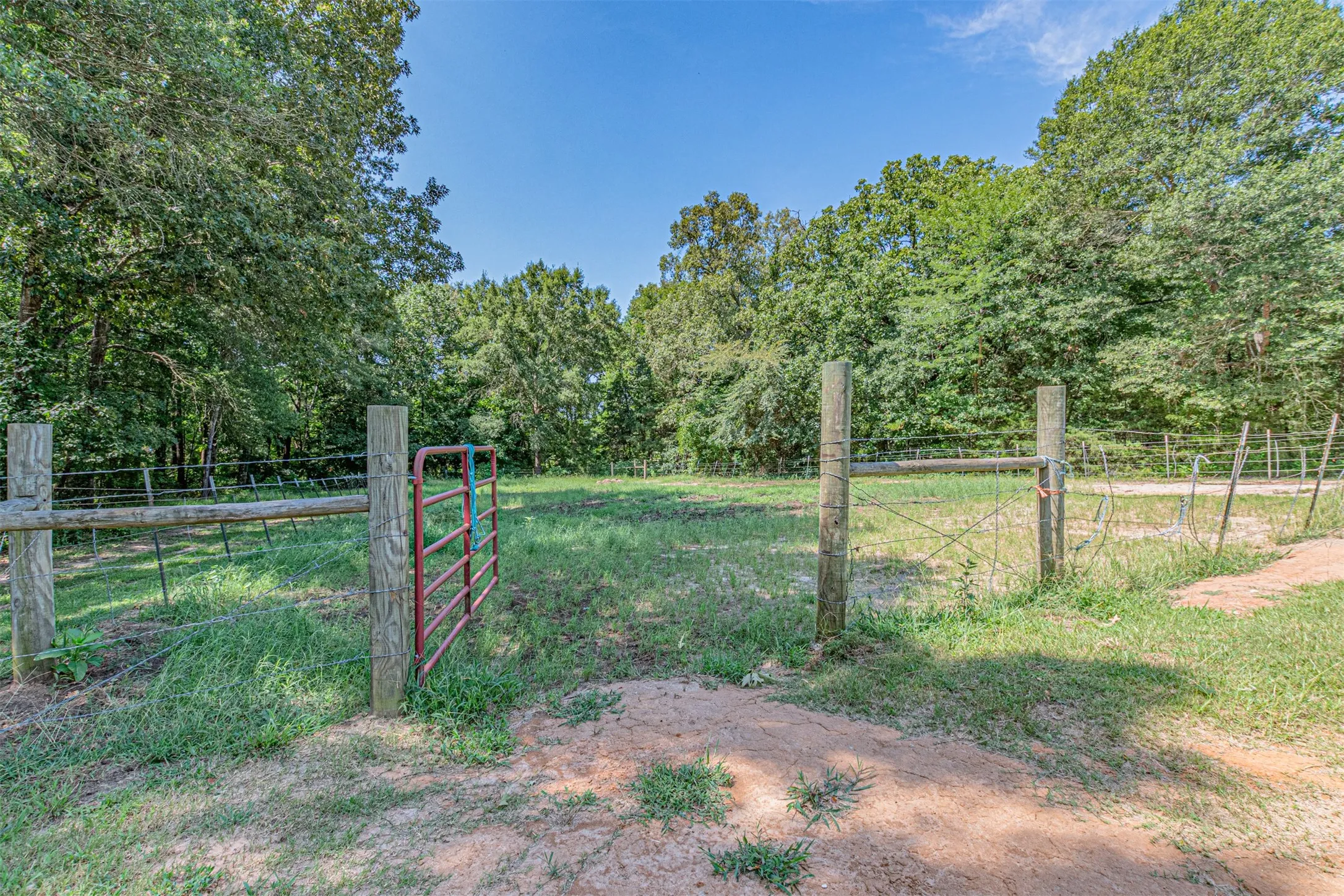Single Family Residence For Sale in Wood County , 111 Private Road 6980, Alba, Texas 75410, 2 Bedroom, 2 Bathroom, Garage spaces, 1,392 Sqft, built in 2005, mls#21321994, Real Estate Agent in Alba, Homes For Sale in Wood county, Homes For Sale in Alba, Realtor in Alba Texas, Real Estate Brokerage Independent Realty Texas, Luminita Cordes Realtor