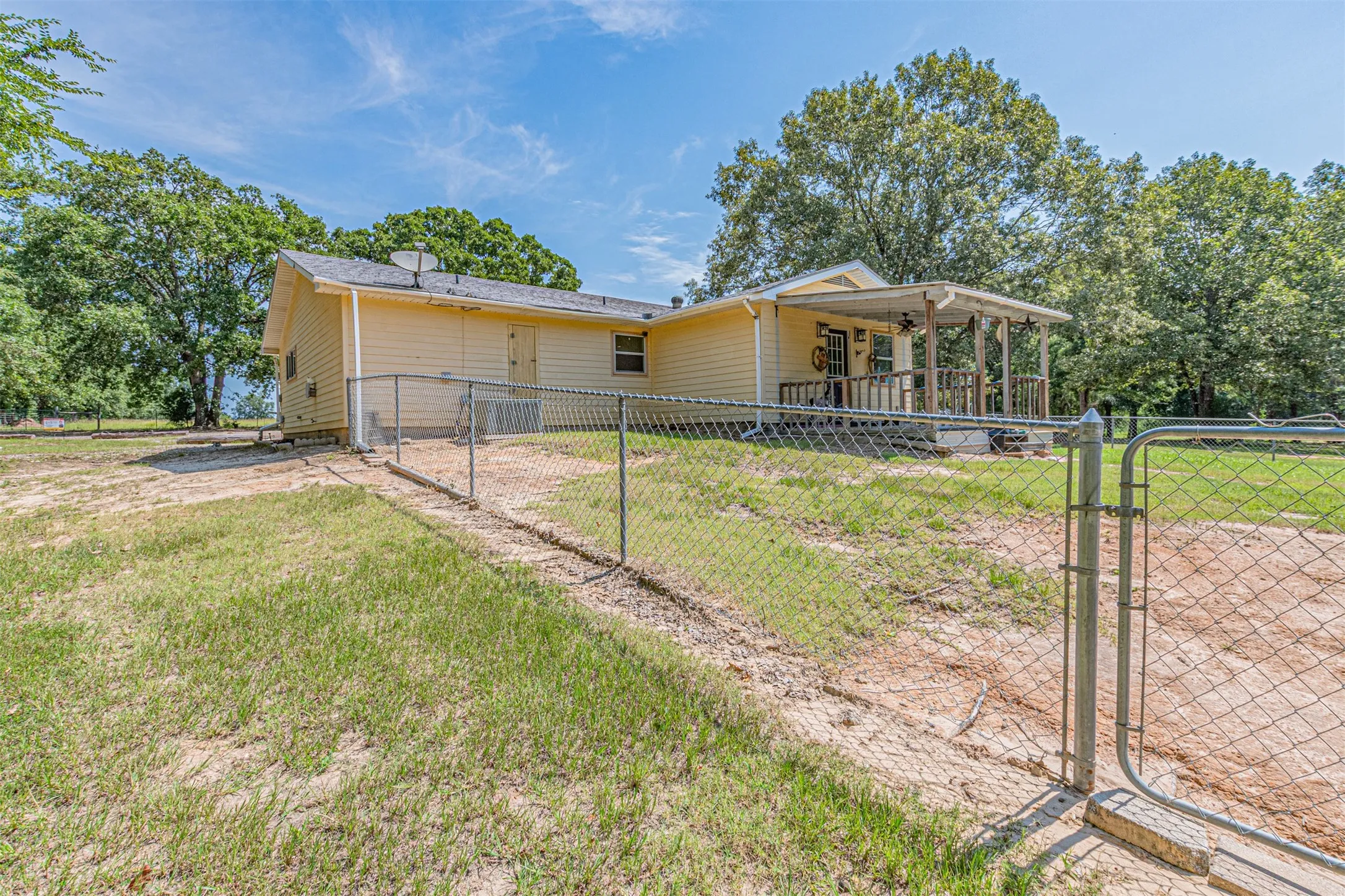 Single Family Residence For Sale in Wood County , 111 Private Road 6980, Alba, Texas 75410, 2 Bedroom, 2 Bathroom, Garage spaces, 1,392 Sqft, built in 2005, mls#21321994, Real Estate Agent in Alba, Homes For Sale in Wood county, Homes For Sale in Alba, Realtor in Alba Texas, Real Estate Brokerage Independent Realty Texas, Luminita Cordes Realtor