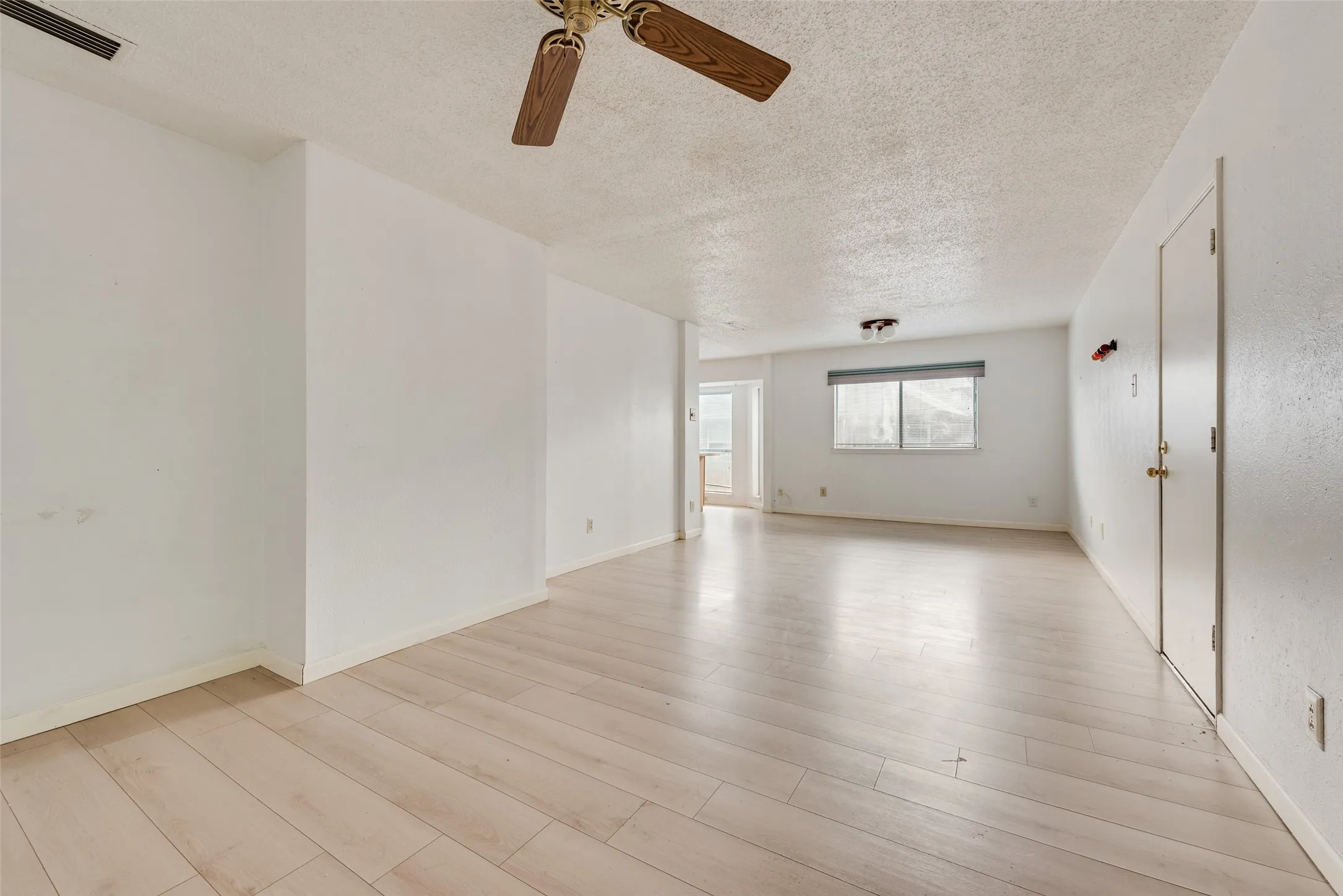 Single Family Residence For Rent in Dallas County , 2623 Fallcreek Drive, Carrollton, Texas 75006, 3 Bedroom, 2 Bathroom, 2 Garage spaces, 2,025 Sqft, built in 1979, mls#21323423, Real Estate Agent in Carrollton, Homes For Rent in Dallas county, Homes For Rent in Carrollton, Realtor in Carrollton Texas, Real Estate Brokerage Independent Realty Texas, Luminita Cordes Realtor