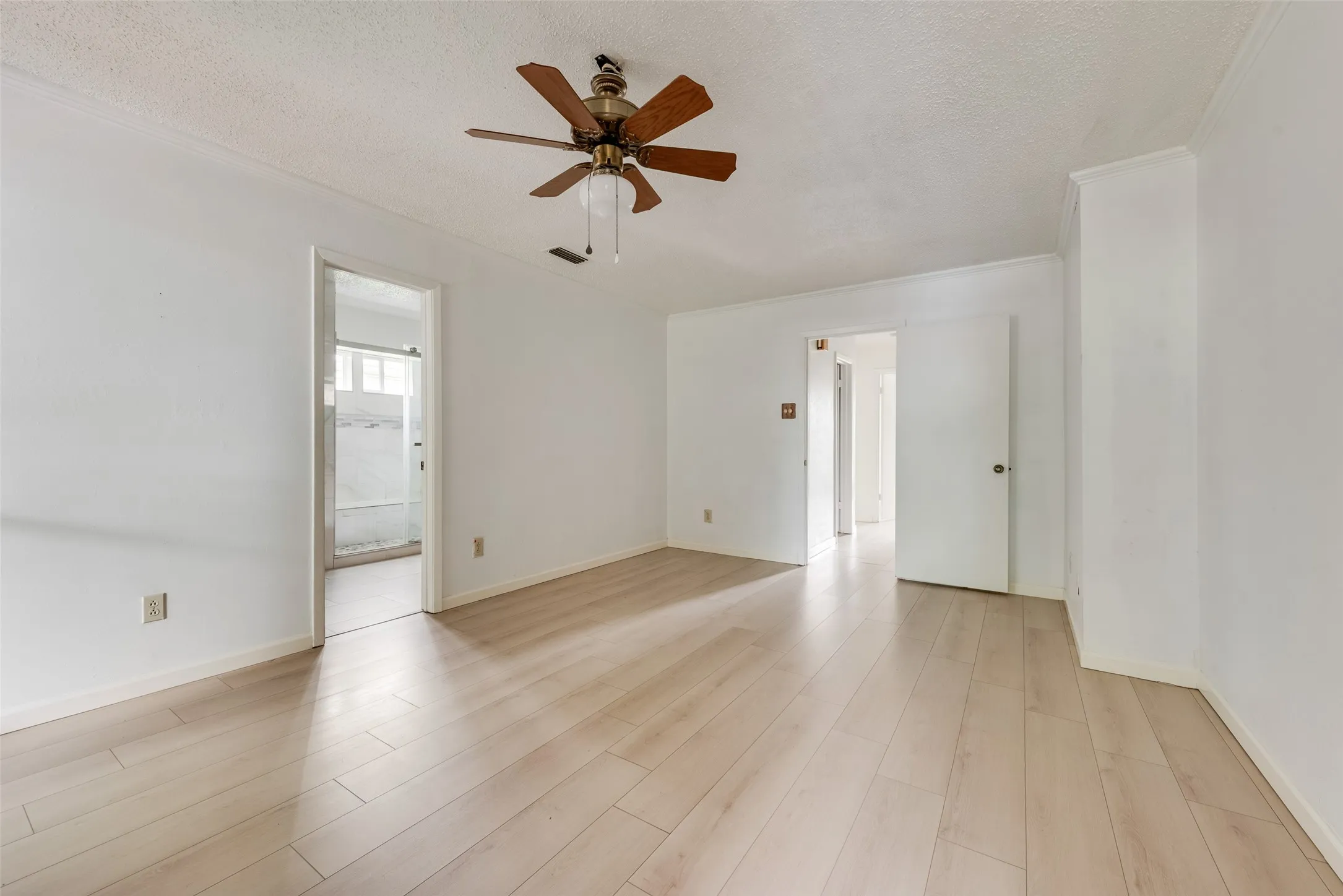 Single Family Residence For Rent in Dallas County , 2623 Fallcreek Drive, Carrollton, Texas 75006, 3 Bedroom, 2 Bathroom, 2 Garage spaces, 2,025 Sqft, built in 1979, mls#21323423, Real Estate Agent in Carrollton, Homes For Rent in Dallas county, Homes For Rent in Carrollton, Realtor in Carrollton Texas, Real Estate Brokerage Independent Realty Texas, Luminita Cordes Realtor