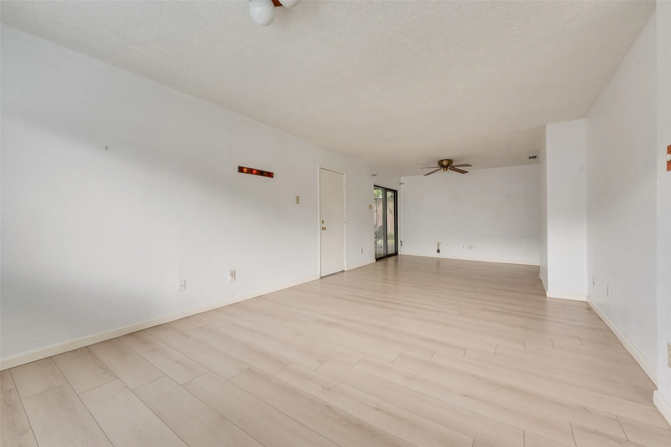 Single Family Residence For Rent in Dallas County , 2623 Fallcreek Drive, Carrollton, Texas 75006, 3 Bedroom, 2 Bathroom, 2 Garage spaces, 2,025 Sqft, built in 1979, mls#21323423, Real Estate Agent in Carrollton, Homes For Rent in Dallas county, Homes For Rent in Carrollton, Realtor in Carrollton Texas, Real Estate Brokerage Independent Realty Texas, Luminita Cordes Realtor