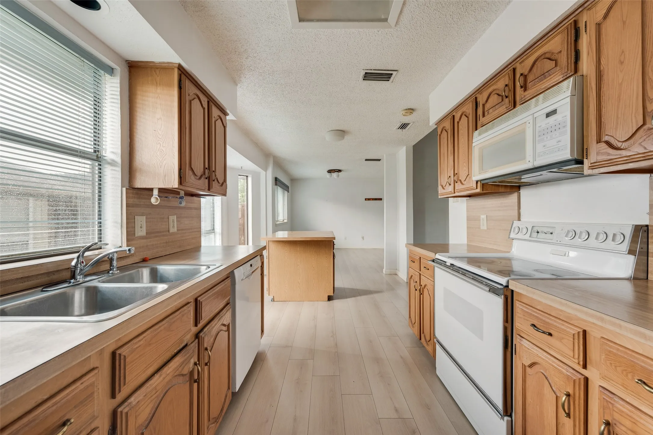 Single Family Residence For Rent in Dallas County , 2623 Fallcreek Drive, Carrollton, Texas 75006, 3 Bedroom, 2 Bathroom, 2 Garage spaces, 2,025 Sqft, built in 1979, mls#21323423, Real Estate Agent in Carrollton, Homes For Rent in Dallas county, Homes For Rent in Carrollton, Realtor in Carrollton Texas, Real Estate Brokerage Independent Realty Texas, Luminita Cordes Realtor