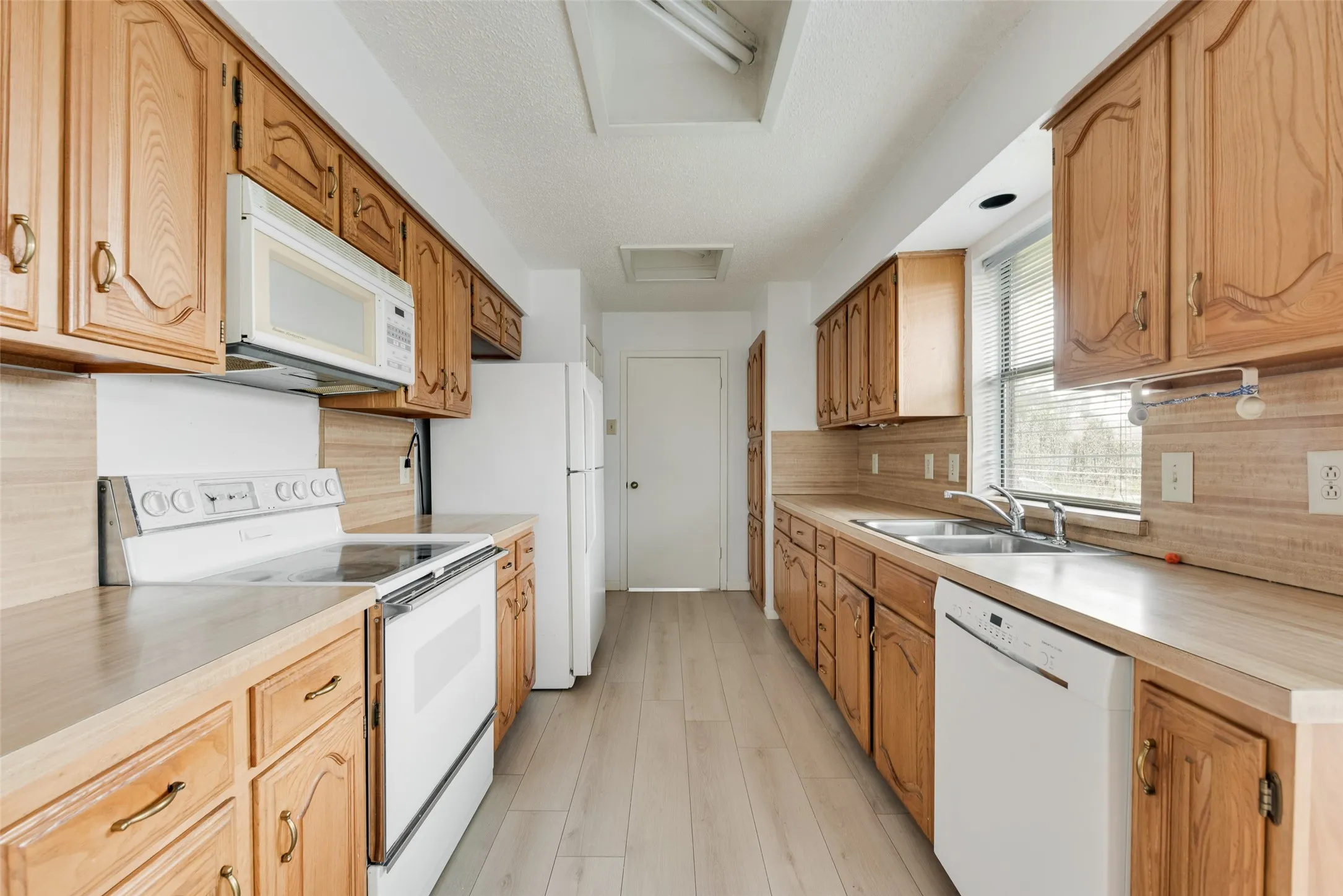 Single Family Residence For Rent in Dallas County , 2623 Fallcreek Drive, Carrollton, Texas 75006, 3 Bedroom, 2 Bathroom, 2 Garage spaces, 2,025 Sqft, built in 1979, mls#21323423, Real Estate Agent in Carrollton, Homes For Rent in Dallas county, Homes For Rent in Carrollton, Realtor in Carrollton Texas, Real Estate Brokerage Independent Realty Texas, Luminita Cordes Realtor