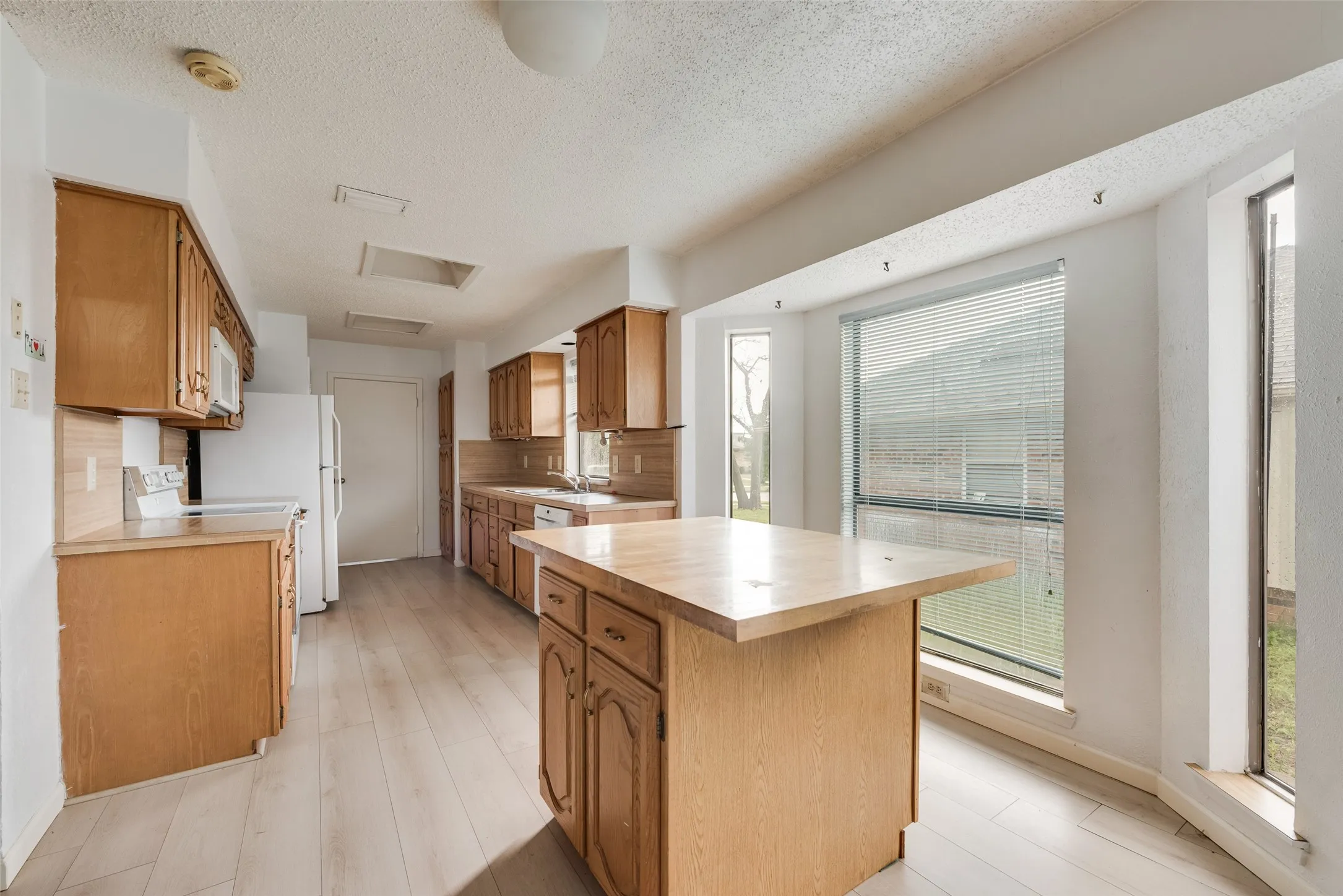Single Family Residence For Rent in Dallas County , 2623 Fallcreek Drive, Carrollton, Texas 75006, 3 Bedroom, 2 Bathroom, 2 Garage spaces, 2,025 Sqft, built in 1979, mls#21323423, Real Estate Agent in Carrollton, Homes For Rent in Dallas county, Homes For Rent in Carrollton, Realtor in Carrollton Texas, Real Estate Brokerage Independent Realty Texas, Luminita Cordes Realtor