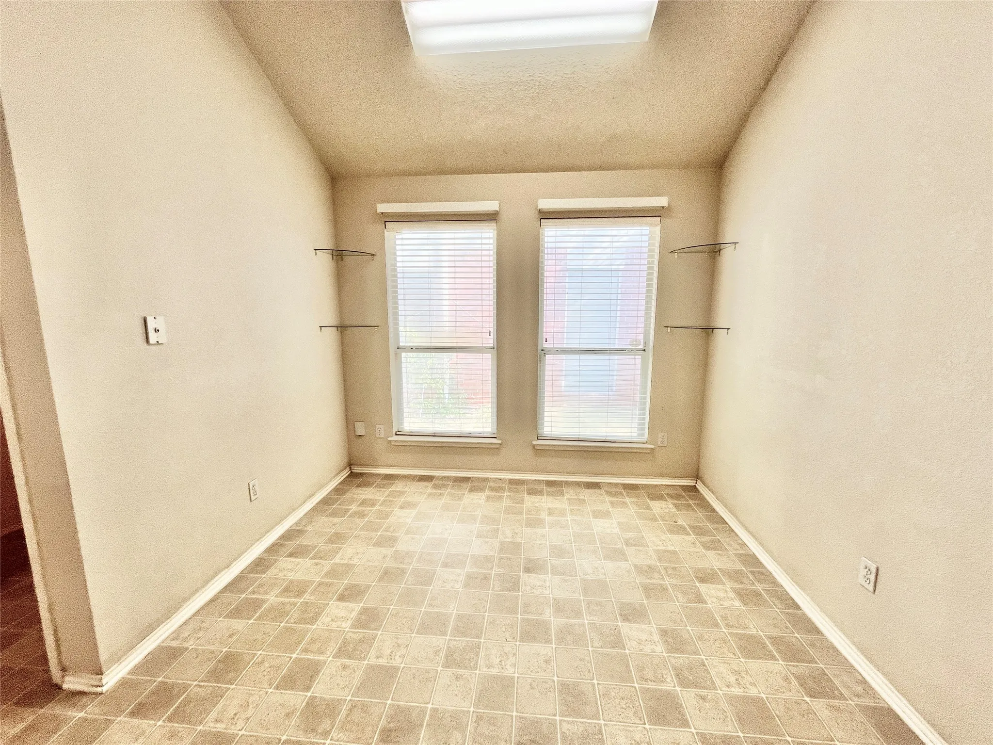 Single Family Residence For Rent in Tarrant County , 8055 Raleigh Drive, Fort Worth, Texas 76123, 3 Bedroom, 2 Bathroom, 2 Garage spaces, 1,979 Sqft, built in 2002, mls#21320484, Real Estate Agent in Fort Worth, Homes For Rent in Tarrant county, Homes For Rent in Fort Worth, Realtor in Fort Worth Texas, Real Estate Brokerage Independent Realty Texas, Luminita Cordes Realtor
