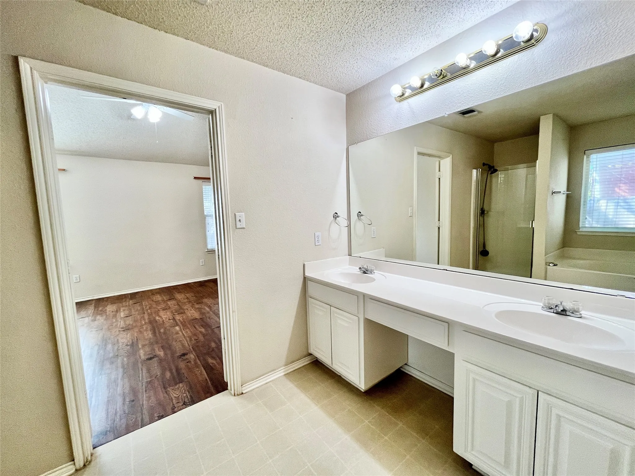 Single Family Residence For Rent in Tarrant County , 8055 Raleigh Drive, Fort Worth, Texas 76123, 3 Bedroom, 2 Bathroom, 2 Garage spaces, 1,979 Sqft, built in 2002, mls#21320484, Real Estate Agent in Fort Worth, Homes For Rent in Tarrant county, Homes For Rent in Fort Worth, Realtor in Fort Worth Texas, Real Estate Brokerage Independent Realty Texas, Luminita Cordes Realtor