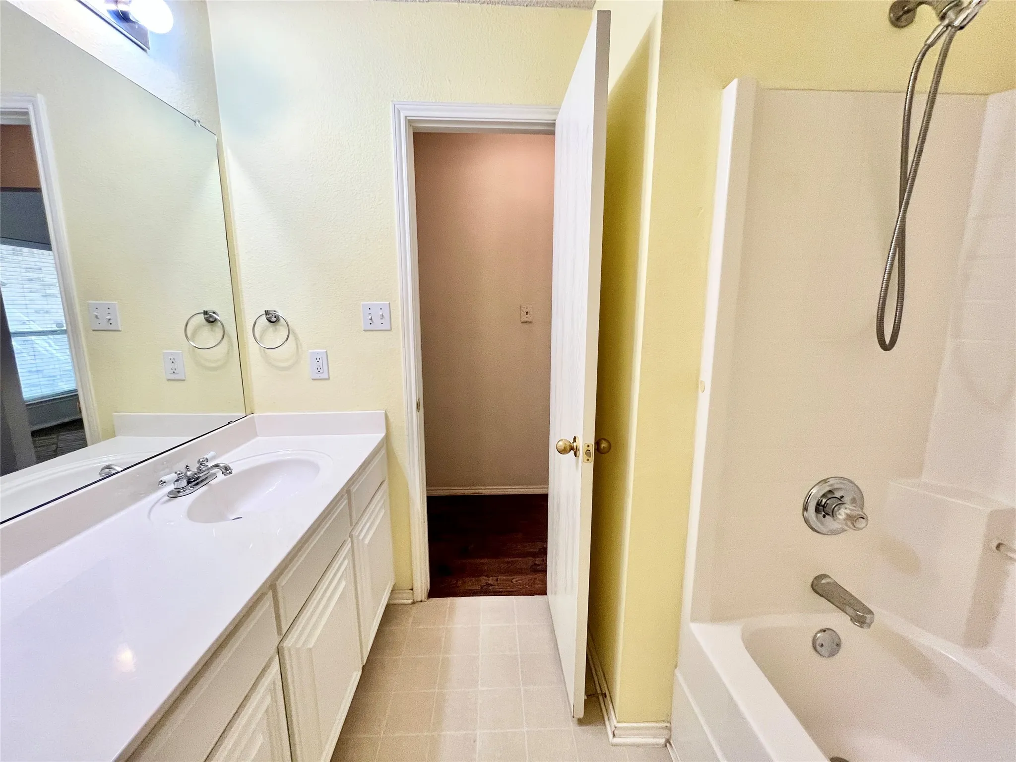Single Family Residence For Rent in Tarrant County , 8055 Raleigh Drive, Fort Worth, Texas 76123, 3 Bedroom, 2 Bathroom, 2 Garage spaces, 1,979 Sqft, built in 2002, mls#21320484, Real Estate Agent in Fort Worth, Homes For Rent in Tarrant county, Homes For Rent in Fort Worth, Realtor in Fort Worth Texas, Real Estate Brokerage Independent Realty Texas, Luminita Cordes Realtor