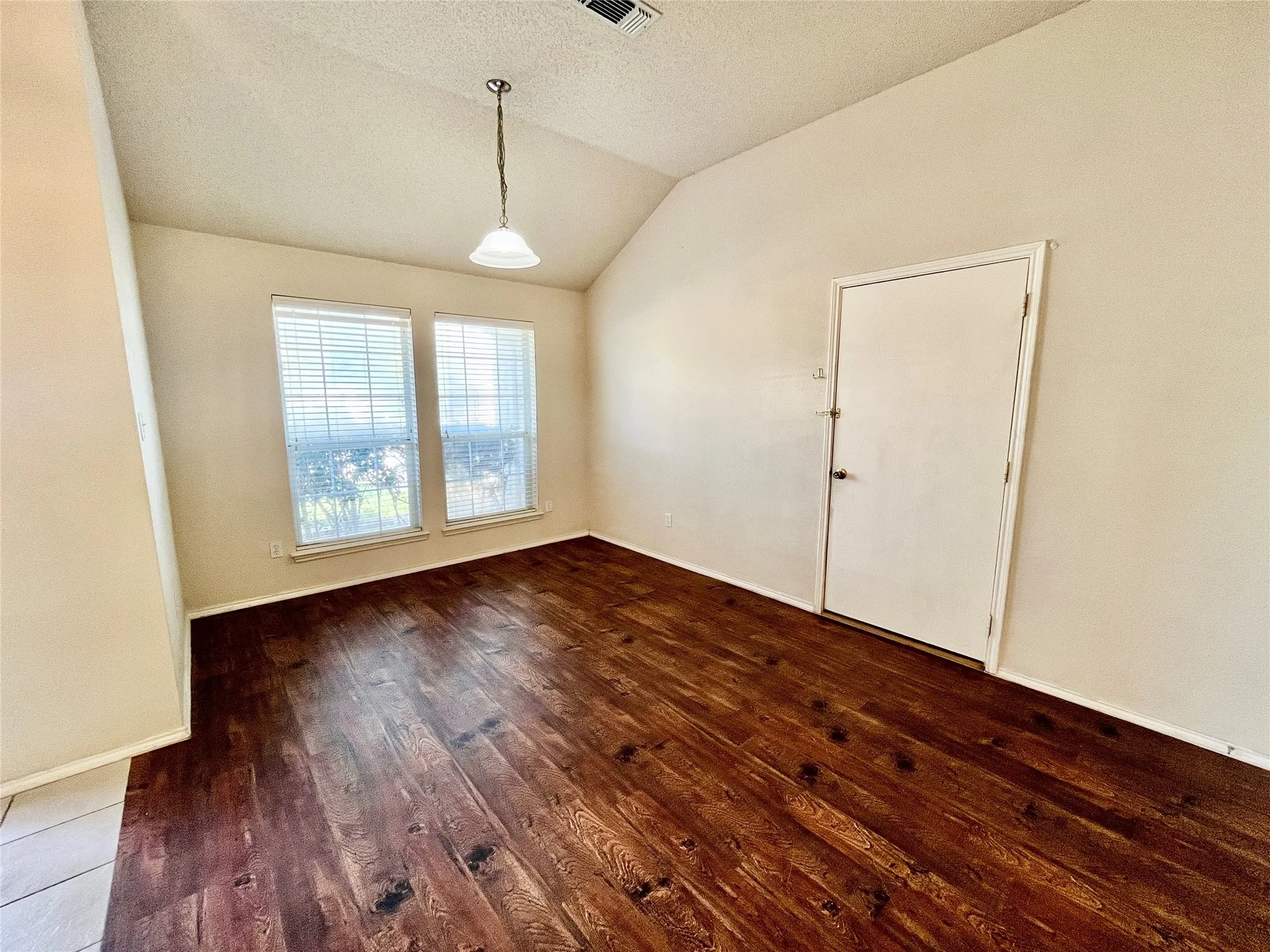 Single Family Residence For Rent in Tarrant County , 8055 Raleigh Drive, Fort Worth, Texas 76123, 3 Bedroom, 2 Bathroom, 2 Garage spaces, 1,979 Sqft, built in 2002, mls#21320484, Real Estate Agent in Fort Worth, Homes For Rent in Tarrant county, Homes For Rent in Fort Worth, Realtor in Fort Worth Texas, Real Estate Brokerage Independent Realty Texas, Luminita Cordes Realtor