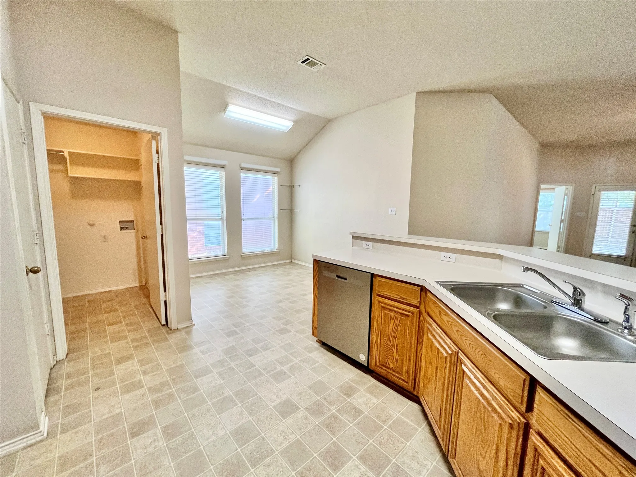 Single Family Residence For Rent in Tarrant County , 8055 Raleigh Drive, Fort Worth, Texas 76123, 3 Bedroom, 2 Bathroom, 2 Garage spaces, 1,979 Sqft, built in 2002, mls#21320484, Real Estate Agent in Fort Worth, Homes For Rent in Tarrant county, Homes For Rent in Fort Worth, Realtor in Fort Worth Texas, Real Estate Brokerage Independent Realty Texas, Luminita Cordes Realtor