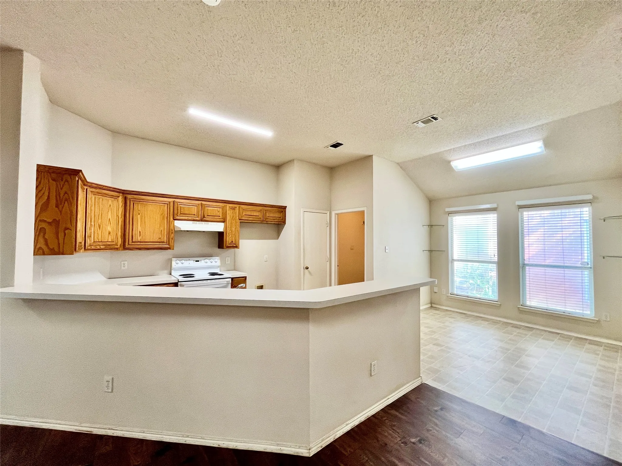 Single Family Residence For Rent in Tarrant County , 8055 Raleigh Drive, Fort Worth, Texas 76123, 3 Bedroom, 2 Bathroom, 2 Garage spaces, 1,979 Sqft, built in 2002, mls#21320484, Real Estate Agent in Fort Worth, Homes For Rent in Tarrant county, Homes For Rent in Fort Worth, Realtor in Fort Worth Texas, Real Estate Brokerage Independent Realty Texas, Luminita Cordes Realtor