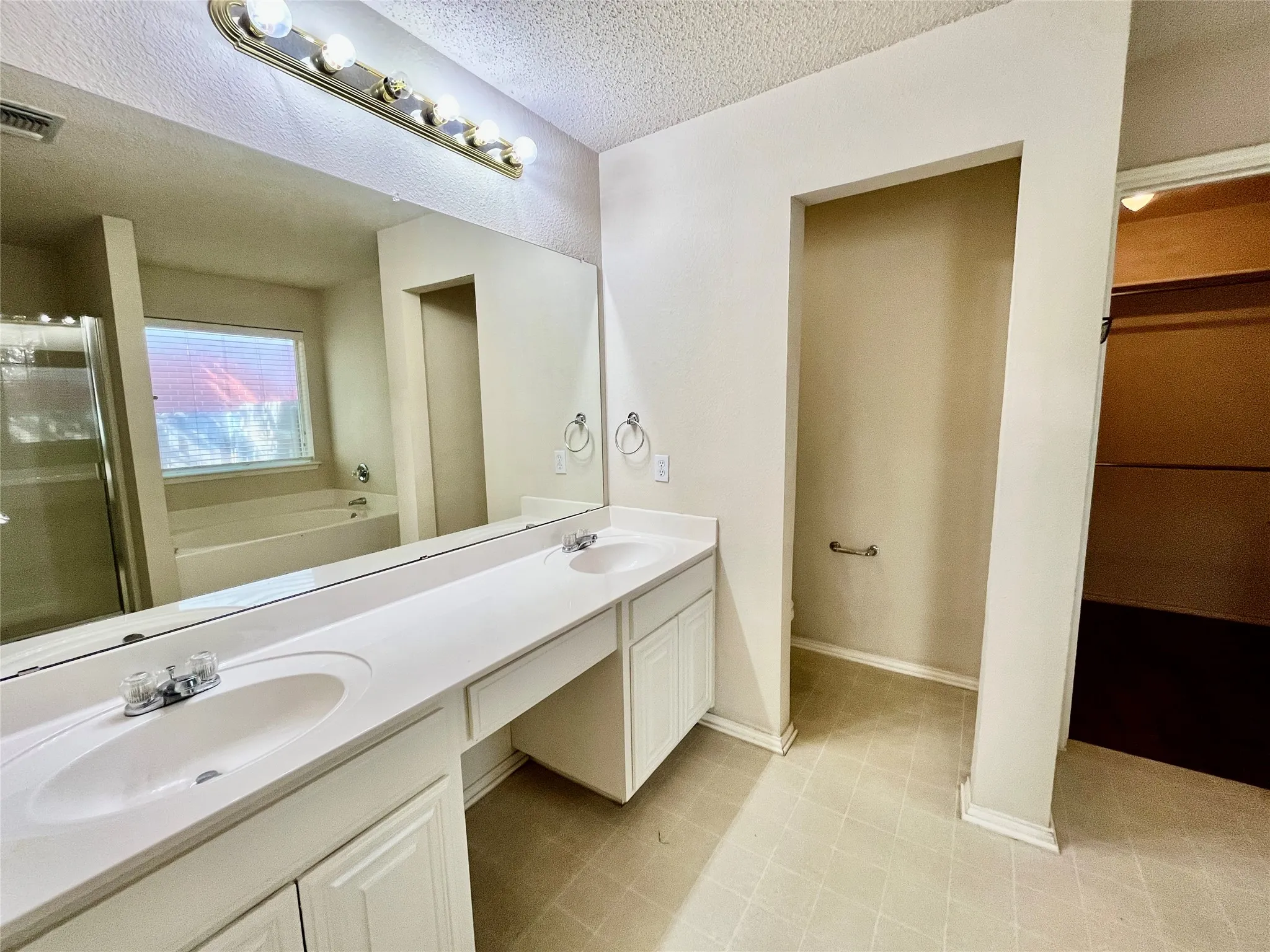 Single Family Residence For Rent in Tarrant County , 8055 Raleigh Drive, Fort Worth, Texas 76123, 3 Bedroom, 2 Bathroom, 2 Garage spaces, 1,979 Sqft, built in 2002, mls#21320484, Real Estate Agent in Fort Worth, Homes For Rent in Tarrant county, Homes For Rent in Fort Worth, Realtor in Fort Worth Texas, Real Estate Brokerage Independent Realty Texas, Luminita Cordes Realtor