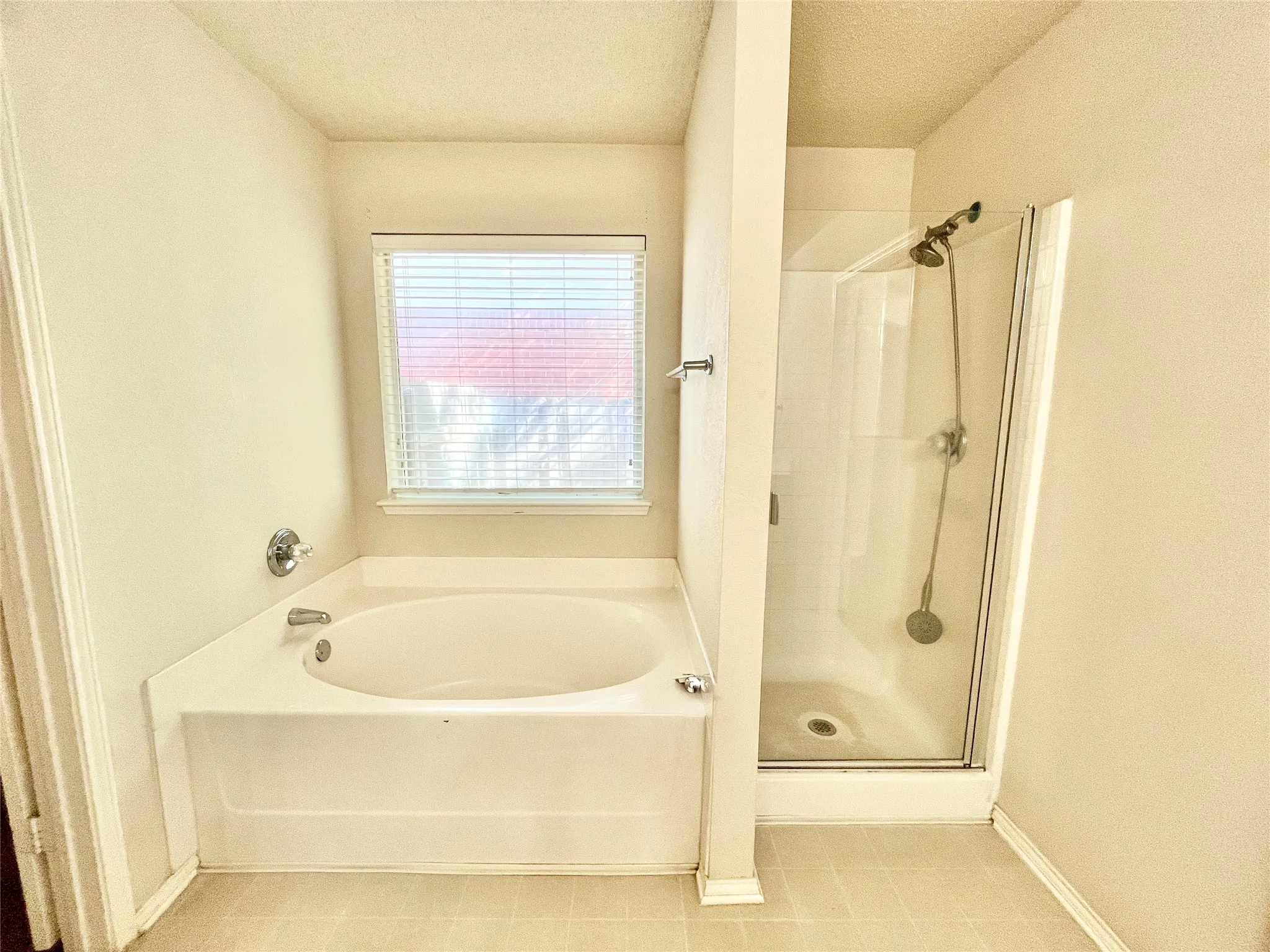 Single Family Residence For Rent in Tarrant County , 8055 Raleigh Drive, Fort Worth, Texas 76123, 3 Bedroom, 2 Bathroom, 2 Garage spaces, 1,979 Sqft, built in 2002, mls#21320484, Real Estate Agent in Fort Worth, Homes For Rent in Tarrant county, Homes For Rent in Fort Worth, Realtor in Fort Worth Texas, Real Estate Brokerage Independent Realty Texas, Luminita Cordes Realtor