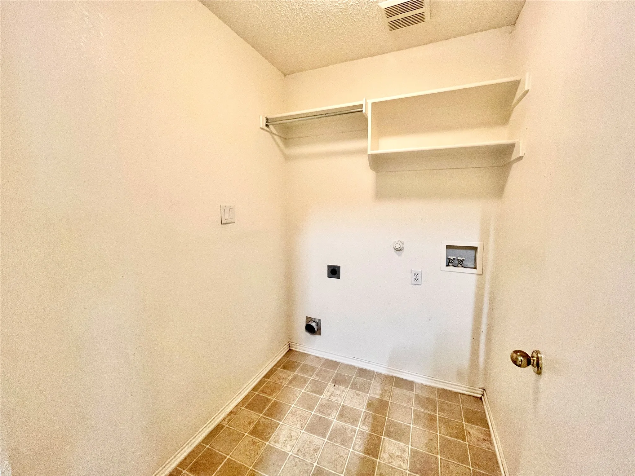 Single Family Residence For Rent in Tarrant County , 8055 Raleigh Drive, Fort Worth, Texas 76123, 3 Bedroom, 2 Bathroom, 2 Garage spaces, 1,979 Sqft, built in 2002, mls#21320484, Real Estate Agent in Fort Worth, Homes For Rent in Tarrant county, Homes For Rent in Fort Worth, Realtor in Fort Worth Texas, Real Estate Brokerage Independent Realty Texas, Luminita Cordes Realtor