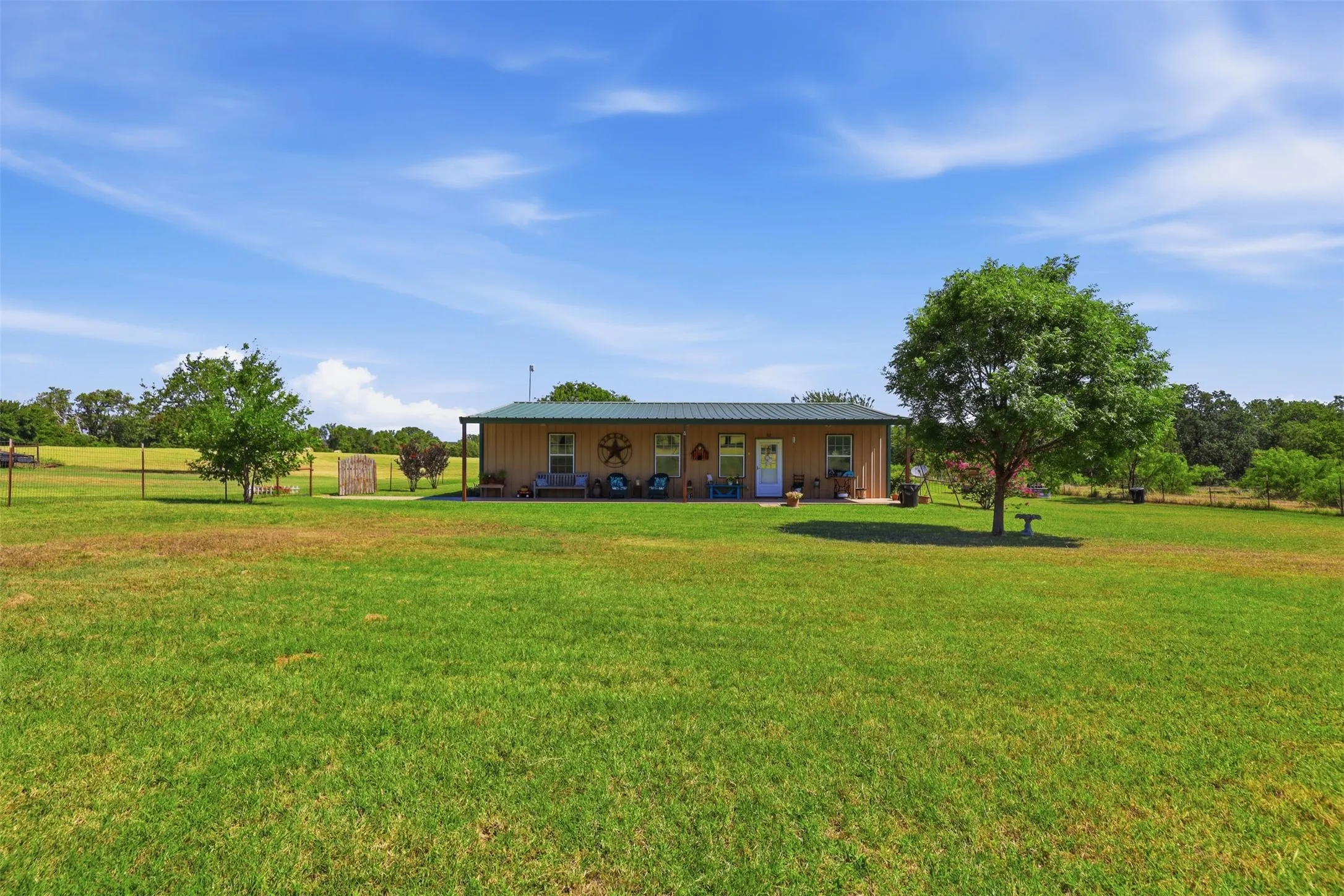 Single Family Residence For Sale in Parker County , 5770 W Highway 199, Springtown, Texas 76082, 2 Bedroom, 2 Bathroom, Garage spaces, 1,420 Sqft, built in 2010, mls#21312584, Real Estate Agent in Springtown, Homes For Sale in Parker county, Homes For Sale in Springtown, Realtor in Springtown Texas, Real Estate Brokerage Independent Realty Texas, Luminita Cordes Realtor