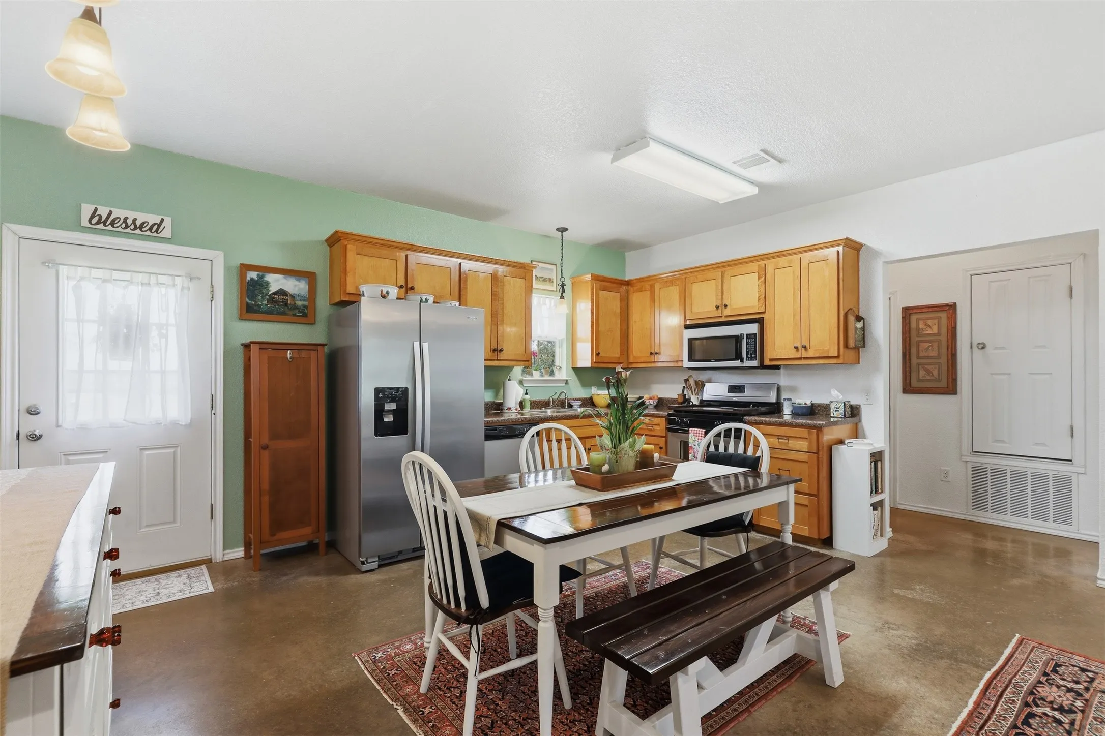 Single Family Residence For Sale in Parker County , 5770 W Highway 199, Springtown, Texas 76082, 2 Bedroom, 2 Bathroom, Garage spaces, 1,420 Sqft, built in 2010, mls#21312584, Real Estate Agent in Springtown, Homes For Sale in Parker county, Homes For Sale in Springtown, Realtor in Springtown Texas, Real Estate Brokerage Independent Realty Texas, Luminita Cordes Realtor