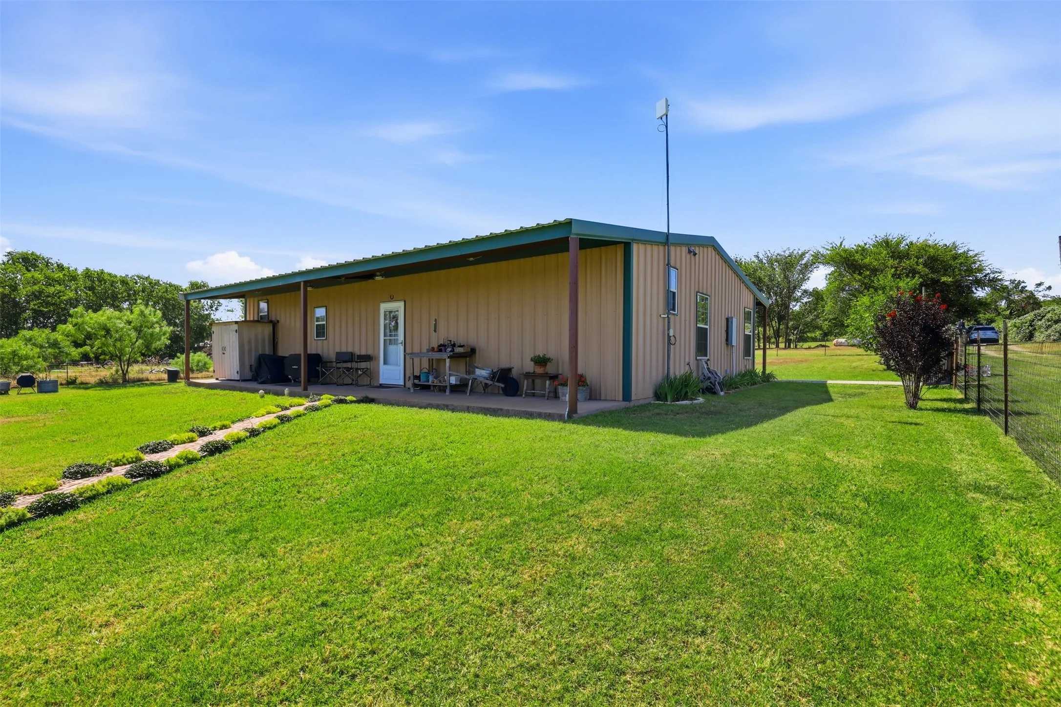 Single Family Residence For Sale in Parker County , 5770 W Highway 199, Springtown, Texas 76082, 2 Bedroom, 2 Bathroom, Garage spaces, 1,420 Sqft, built in 2010, mls#21312584, Real Estate Agent in Springtown, Homes For Sale in Parker county, Homes For Sale in Springtown, Realtor in Springtown Texas, Real Estate Brokerage Independent Realty Texas, Luminita Cordes Realtor