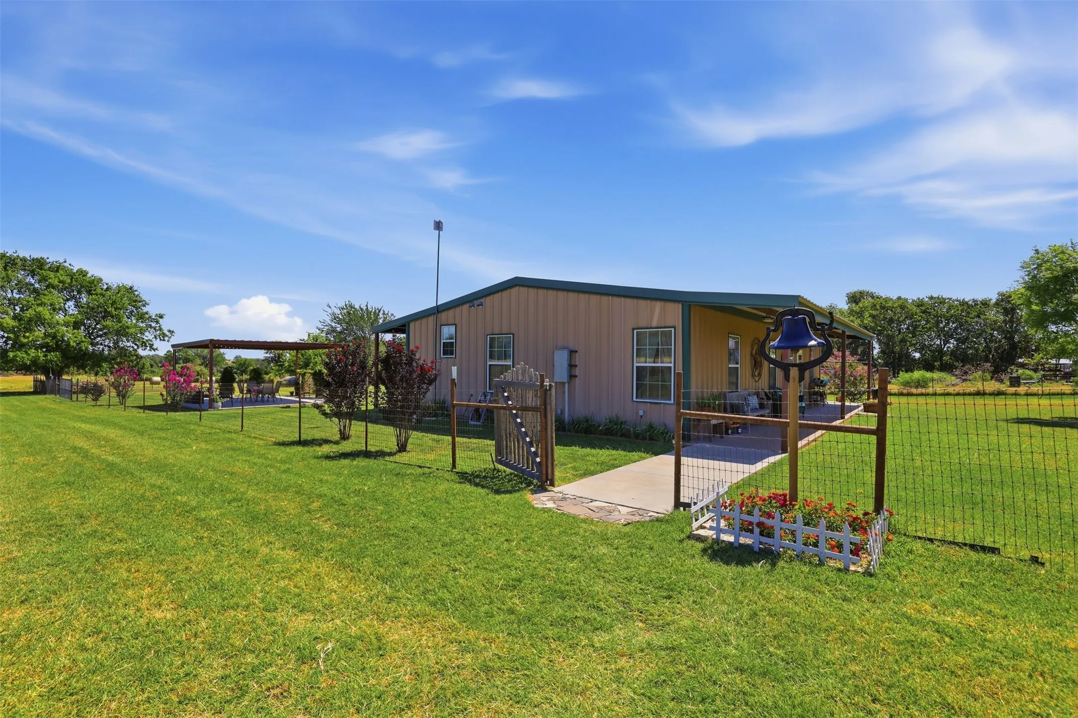 Single Family Residence For Sale in Parker County , 5770 W Highway 199, Springtown, Texas 76082, 2 Bedroom, 2 Bathroom, Garage spaces, 1,420 Sqft, built in 2010, mls#21312584, Real Estate Agent in Springtown, Homes For Sale in Parker county, Homes For Sale in Springtown, Realtor in Springtown Texas, Real Estate Brokerage Independent Realty Texas, Luminita Cordes Realtor