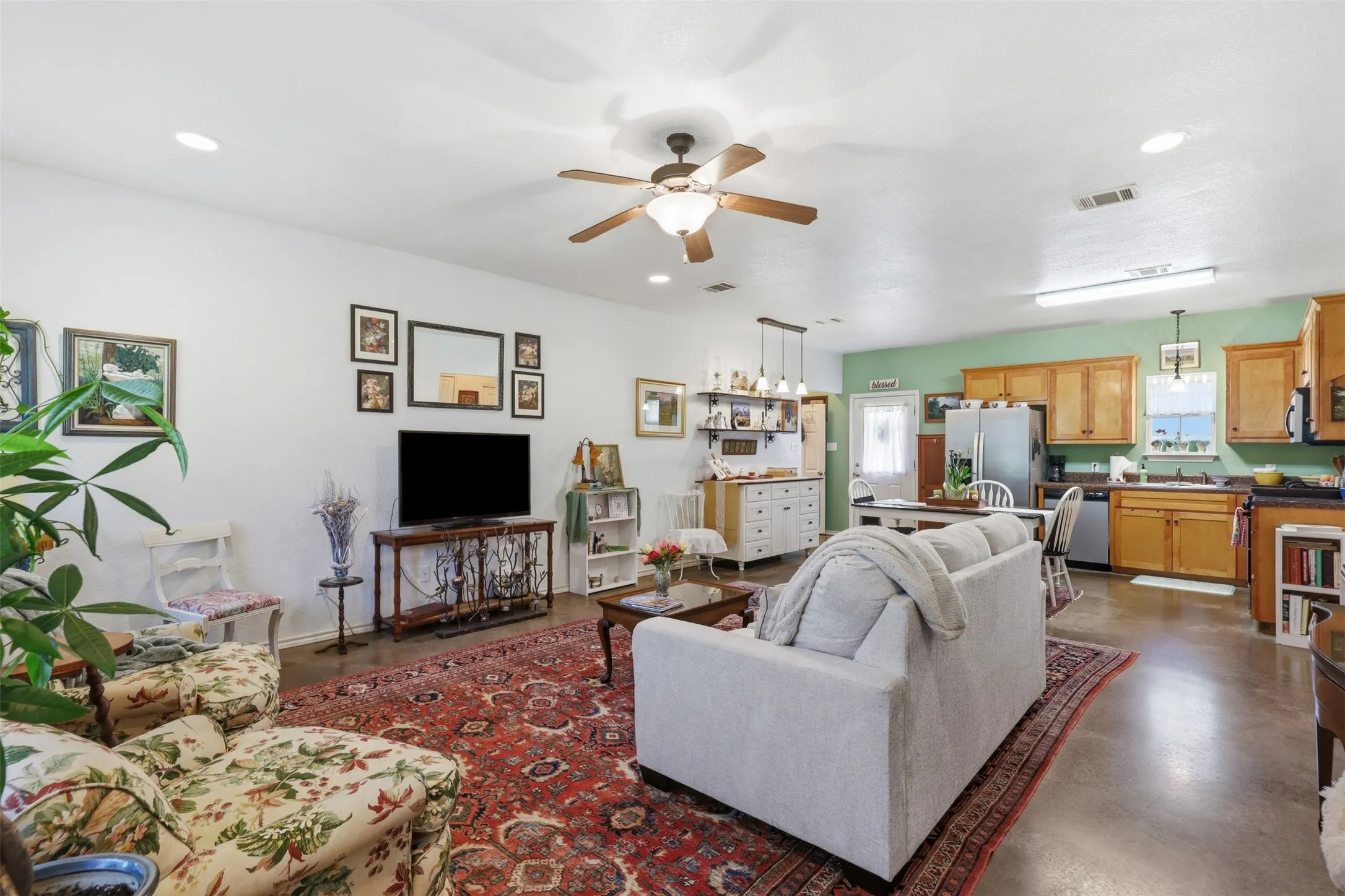 Single Family Residence For Sale in Parker County , 5770 W Highway 199, Springtown, Texas 76082, 2 Bedroom, 2 Bathroom, Garage spaces, 1,420 Sqft, built in 2010, mls#21312584, Real Estate Agent in Springtown, Homes For Sale in Parker county, Homes For Sale in Springtown, Realtor in Springtown Texas, Real Estate Brokerage Independent Realty Texas, Luminita Cordes Realtor