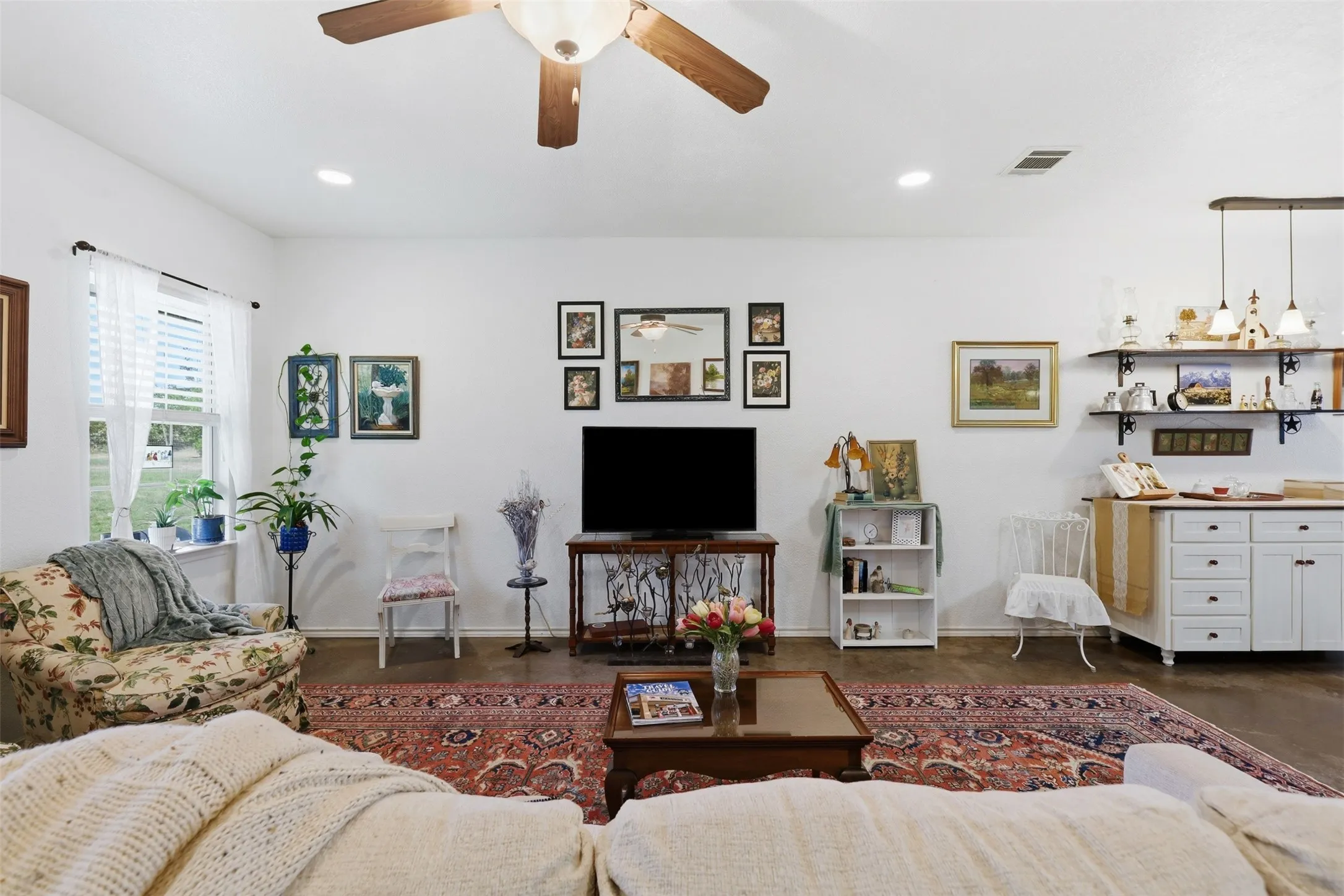 Single Family Residence For Sale in Parker County , 5770 W Highway 199, Springtown, Texas 76082, 2 Bedroom, 2 Bathroom, Garage spaces, 1,420 Sqft, built in 2010, mls#21312584, Real Estate Agent in Springtown, Homes For Sale in Parker county, Homes For Sale in Springtown, Realtor in Springtown Texas, Real Estate Brokerage Independent Realty Texas, Luminita Cordes Realtor