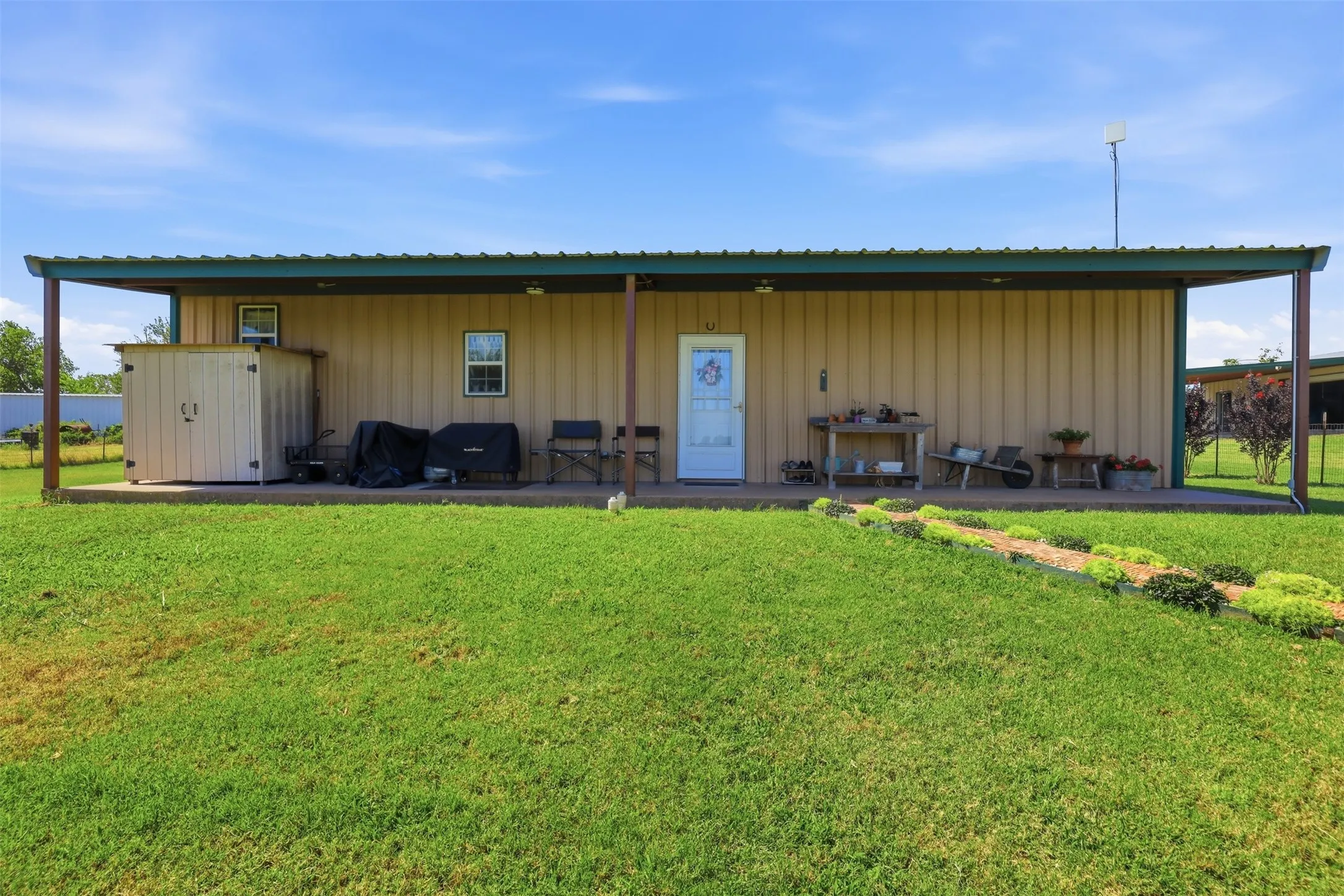 Single Family Residence For Sale in Parker County , 5770 W Highway 199, Springtown, Texas 76082, 2 Bedroom, 2 Bathroom, Garage spaces, 1,420 Sqft, built in 2010, mls#21312584, Real Estate Agent in Springtown, Homes For Sale in Parker county, Homes For Sale in Springtown, Realtor in Springtown Texas, Real Estate Brokerage Independent Realty Texas, Luminita Cordes Realtor