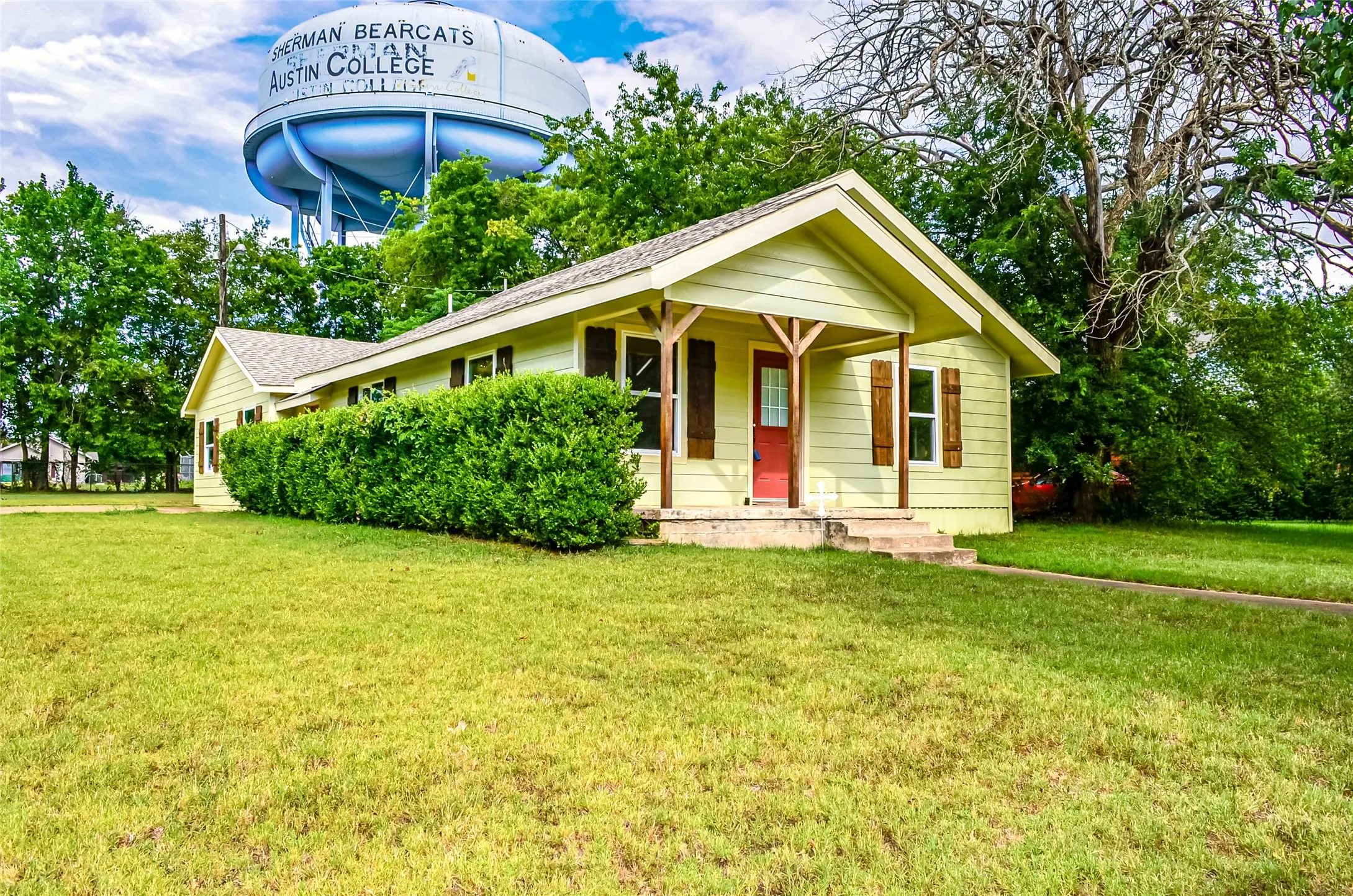 Single Family Residence For Rent in Grayson County , 1421 N Cleveland Avenue, Sherman, Texas 75090, 3 Bedroom, 2 Bathroom, Garage spaces, 1,750 Sqft, built in 1945, mls#21323383, Real Estate Agent in Sherman, Homes For Rent in Grayson county, Homes For Rent in Sherman, Realtor in Sherman Texas, Real Estate Brokerage Independent Realty Texas, Luminita Cordes Realtor