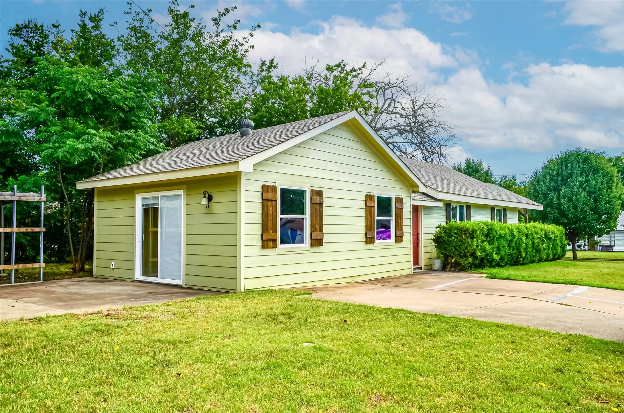 Single Family Residence For Rent in Grayson County , 1421 N Cleveland Avenue, Sherman, Texas 75090, 3 Bedroom, 2 Bathroom, Garage spaces, 1,750 Sqft, built in 1945, mls#21323383, Real Estate Agent in Sherman, Homes For Rent in Grayson county, Homes For Rent in Sherman, Realtor in Sherman Texas, Real Estate Brokerage Independent Realty Texas, Luminita Cordes Realtor