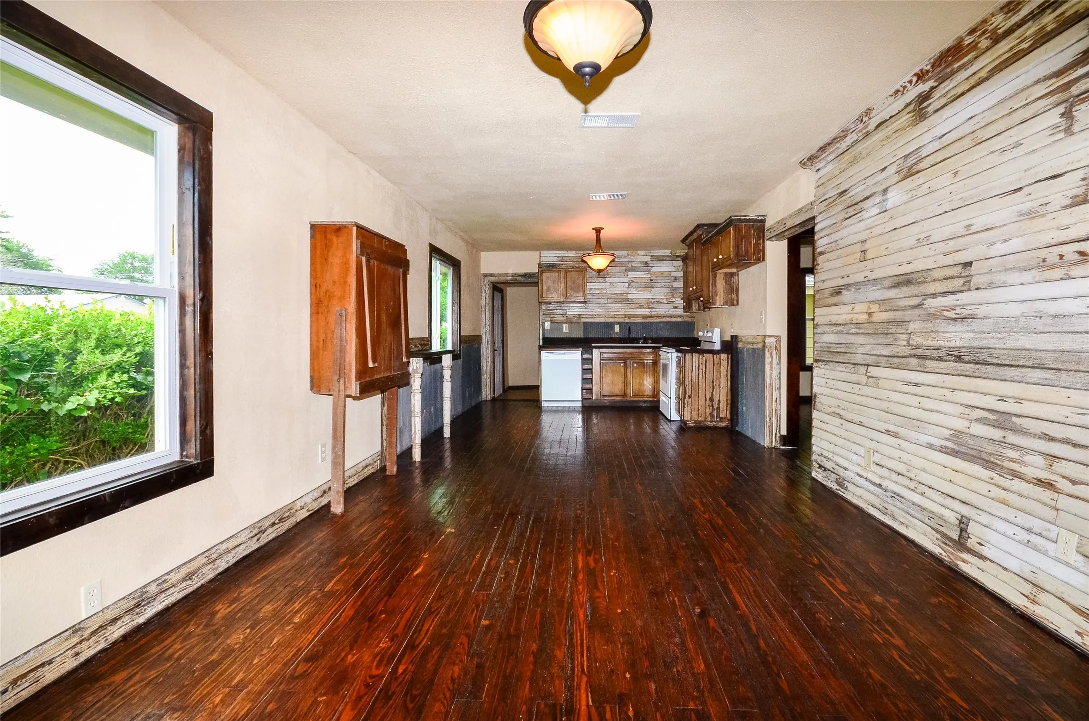 Single Family Residence For Rent in Grayson County , 1421 N Cleveland Avenue, Sherman, Texas 75090, 3 Bedroom, 2 Bathroom, Garage spaces, 1,750 Sqft, built in 1945, mls#21323383, Real Estate Agent in Sherman, Homes For Rent in Grayson county, Homes For Rent in Sherman, Realtor in Sherman Texas, Real Estate Brokerage Independent Realty Texas, Luminita Cordes Realtor