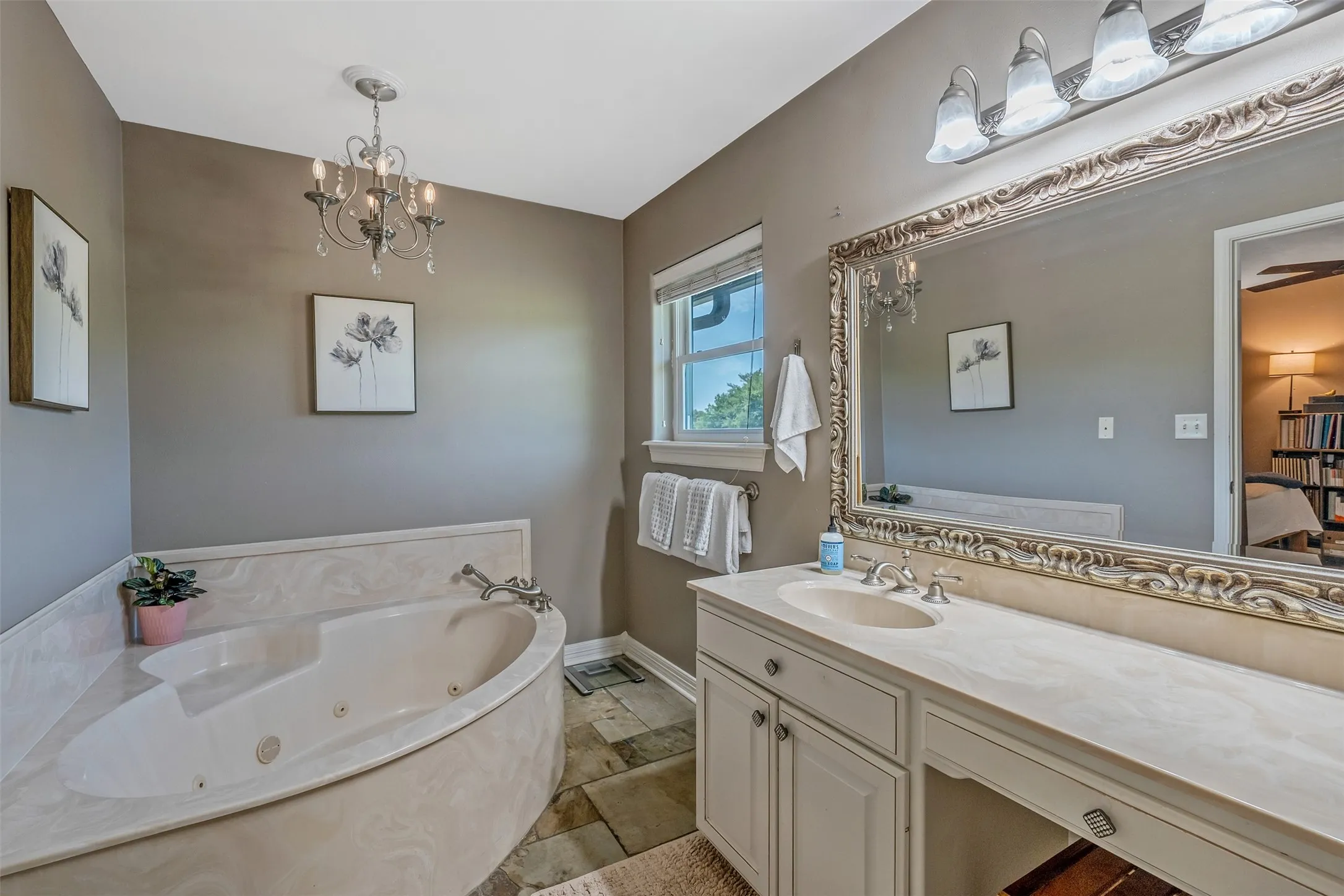 Single Family Residence For Sale in Gregg County , 377 Utzman Road, Kilgore, Texas 75662, 4 Bedroom, 4 Bathroom, 3 Garage spaces, 2,538 Sqft, built in 2002, Price $819,000, mls#21323419, Real Estate Agent in Kilgore, Homes For Sale in Gregg county, Homes For Sale in Kilgore, Realtor in Kilgore Texas, Real Estate Brokerage Independent Realty Texas, Luminita Cordes Realtor