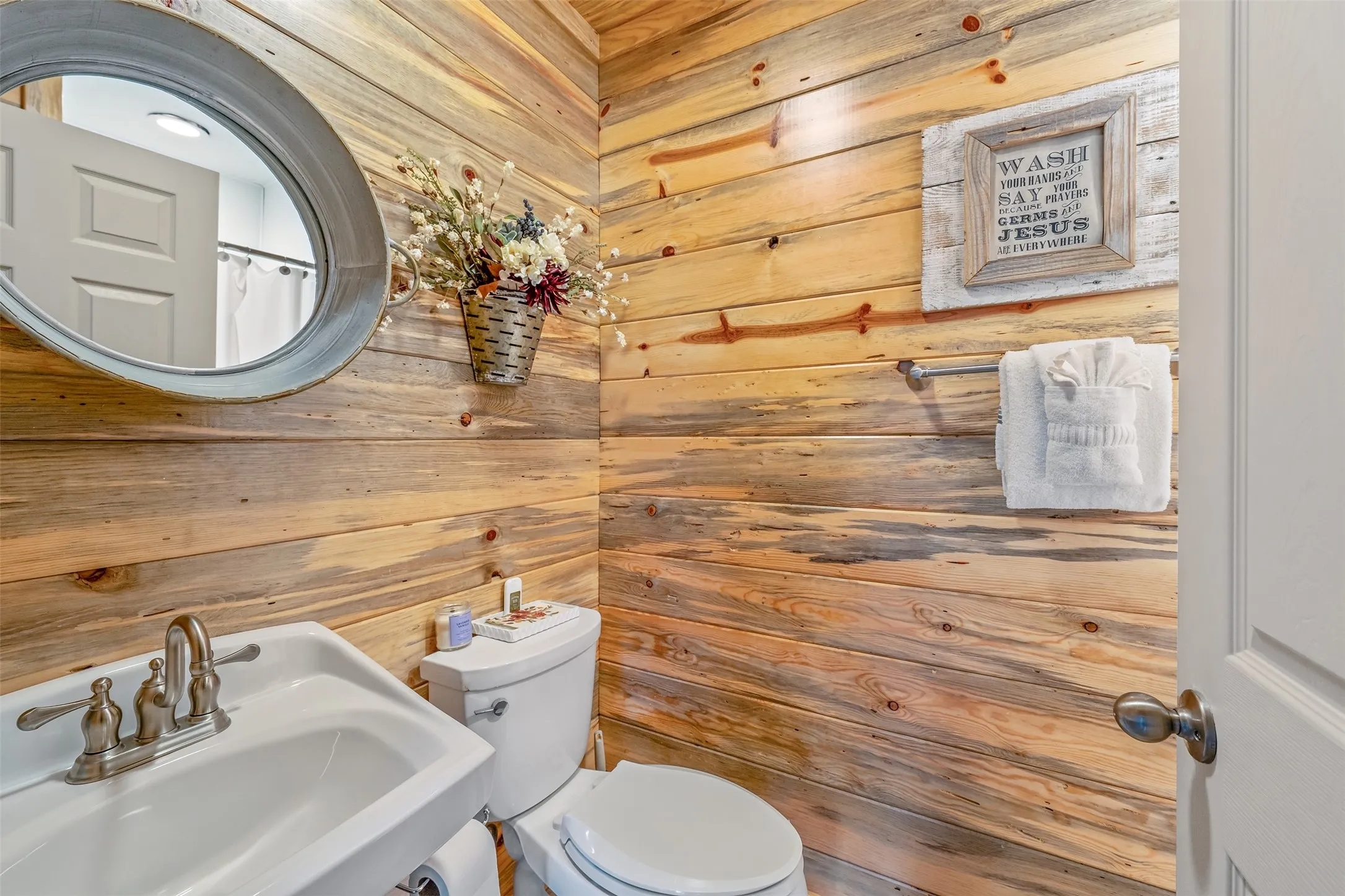 Single Family Residence For Sale in Gregg County , 377 Utzman Road, Kilgore, Texas 75662, 4 Bedroom, 4 Bathroom, 3 Garage spaces, 2,538 Sqft, built in 2002, Price $819,000, mls#21323419, Real Estate Agent in Kilgore, Homes For Sale in Gregg county, Homes For Sale in Kilgore, Realtor in Kilgore Texas, Real Estate Brokerage Independent Realty Texas, Luminita Cordes Realtor