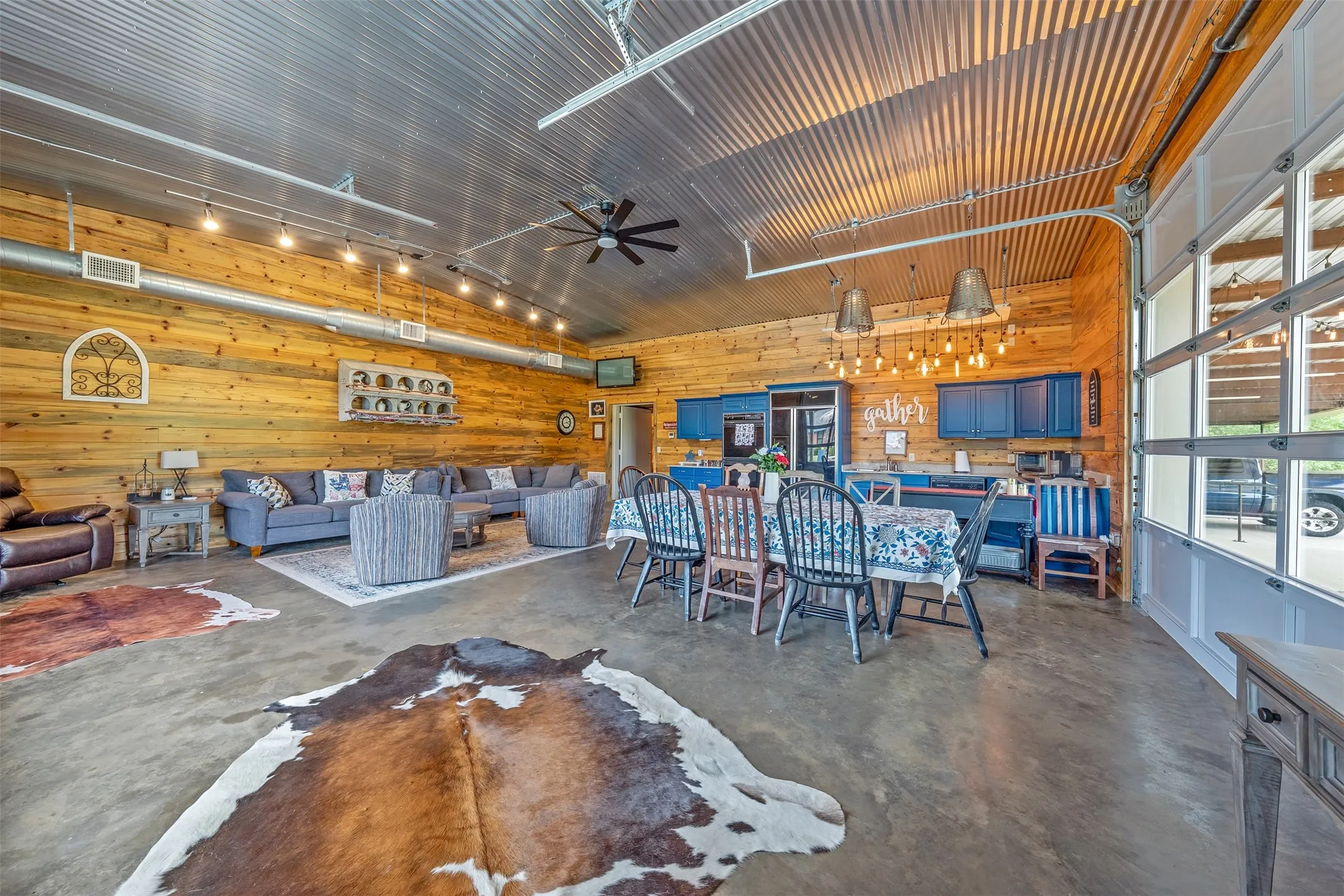 Single Family Residence For Sale in Gregg County , 377 Utzman Road, Kilgore, Texas 75662, 4 Bedroom, 4 Bathroom, 3 Garage spaces, 2,538 Sqft, built in 2002, Price $819,000, mls#21323419, Real Estate Agent in Kilgore, Homes For Sale in Gregg county, Homes For Sale in Kilgore, Realtor in Kilgore Texas, Real Estate Brokerage Independent Realty Texas, Luminita Cordes Realtor