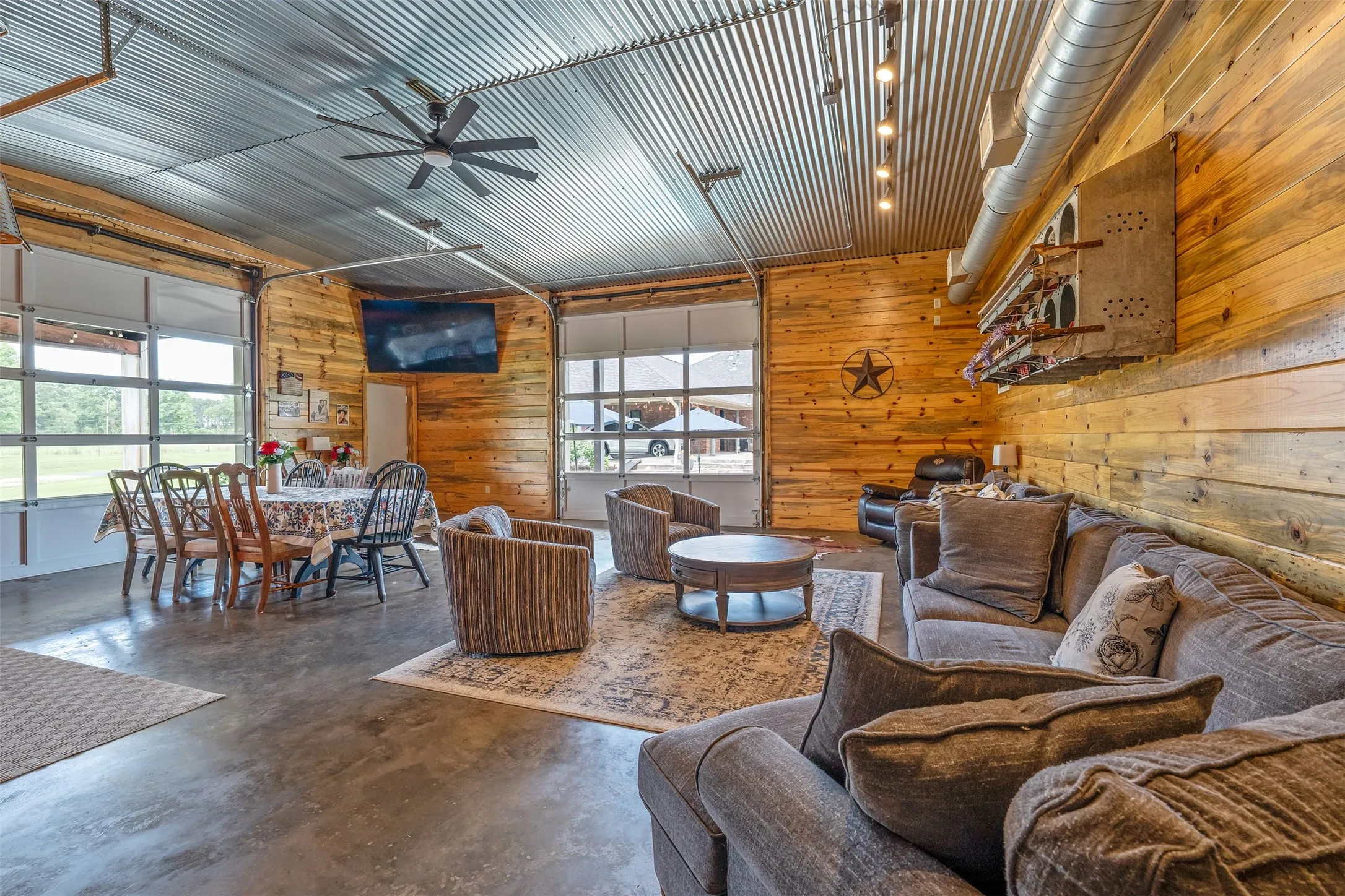 Single Family Residence For Sale in Gregg County , 377 Utzman Road, Kilgore, Texas 75662, 4 Bedroom, 4 Bathroom, 3 Garage spaces, 2,538 Sqft, built in 2002, Price $819,000, mls#21323419, Real Estate Agent in Kilgore, Homes For Sale in Gregg county, Homes For Sale in Kilgore, Realtor in Kilgore Texas, Real Estate Brokerage Independent Realty Texas, Luminita Cordes Realtor